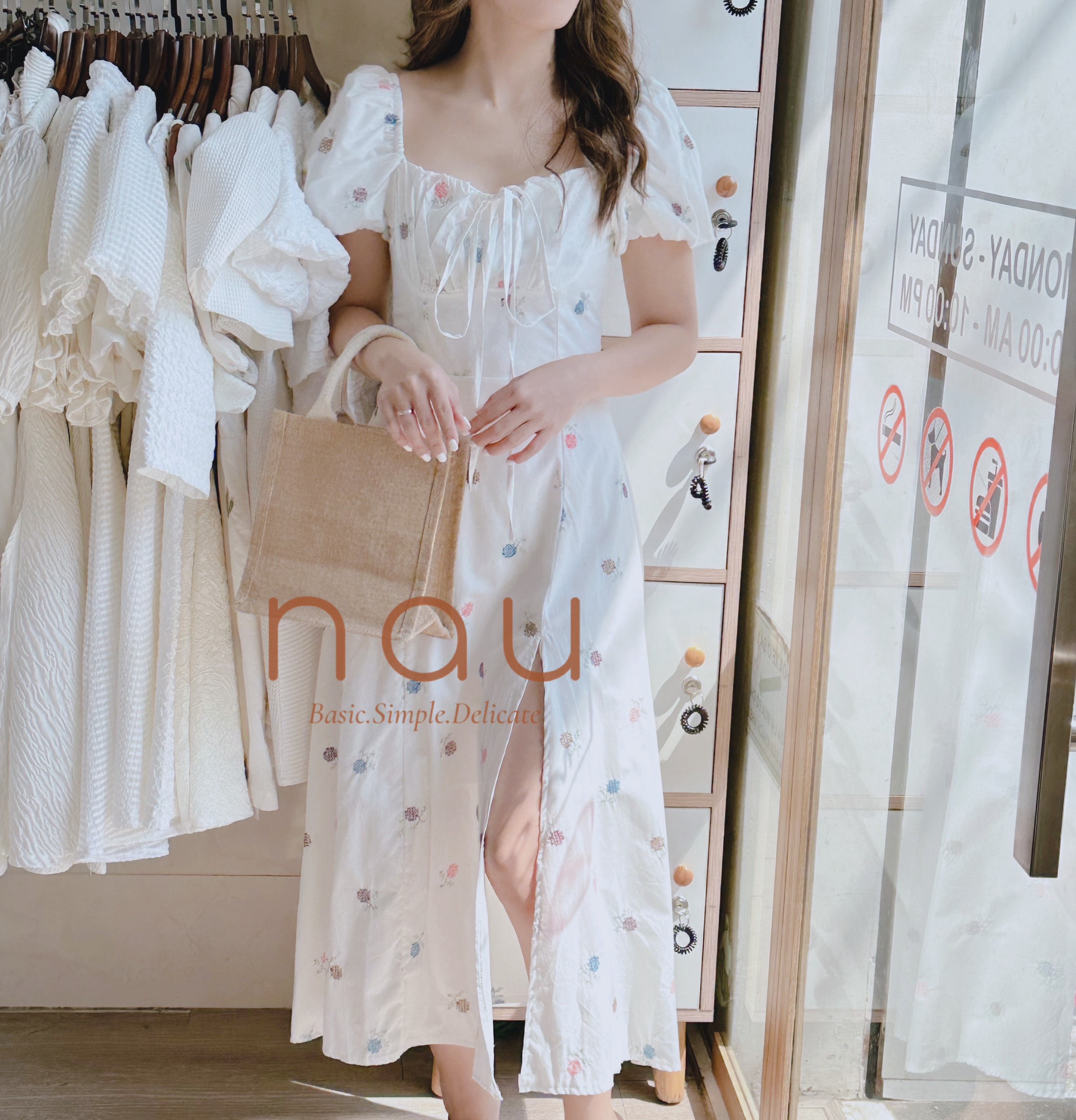 Đầm trắng thêu hoạ tiết xẻ tà
