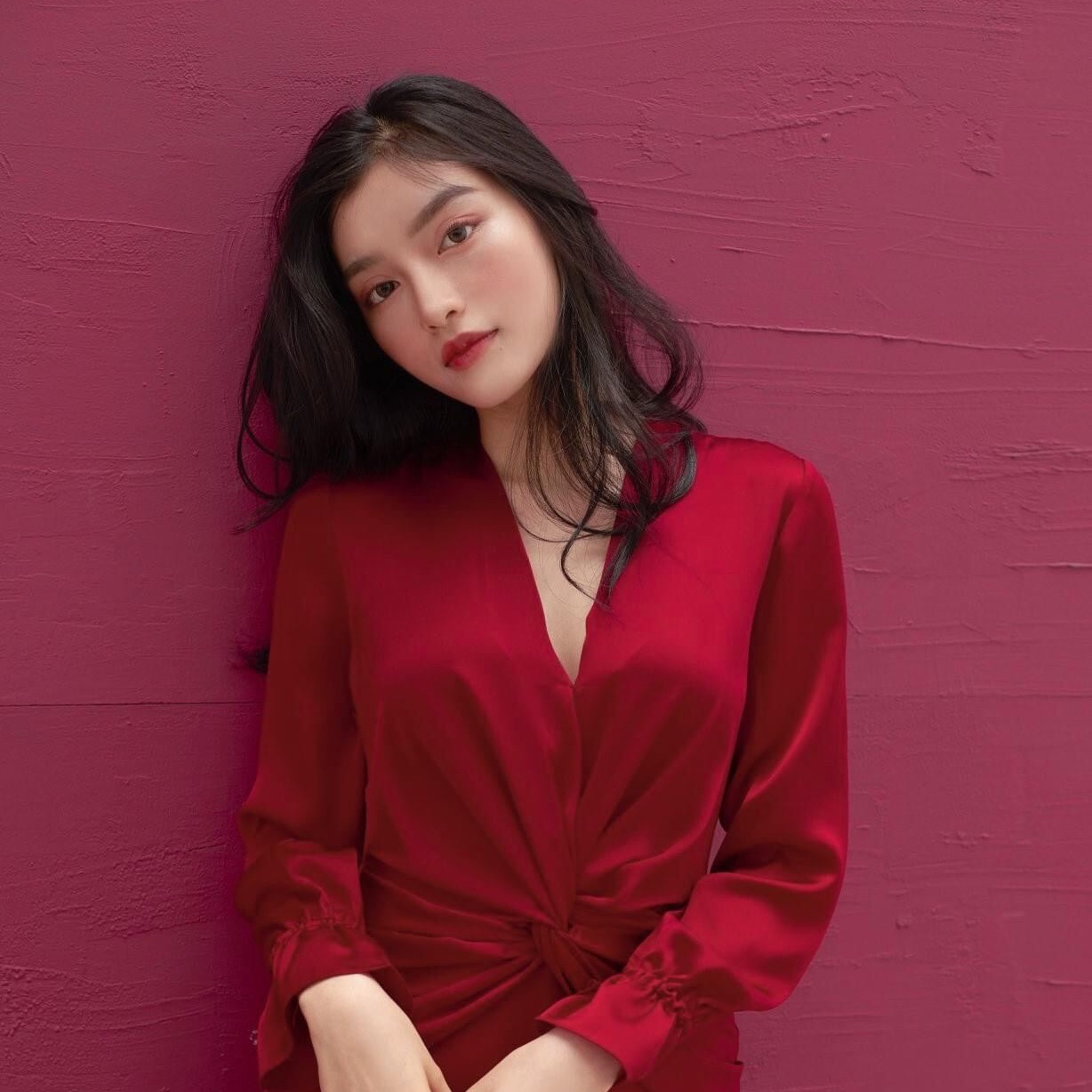 Đầm lụa satin cao cấp màu đỏ tay dài xoắn eo (ELSA)