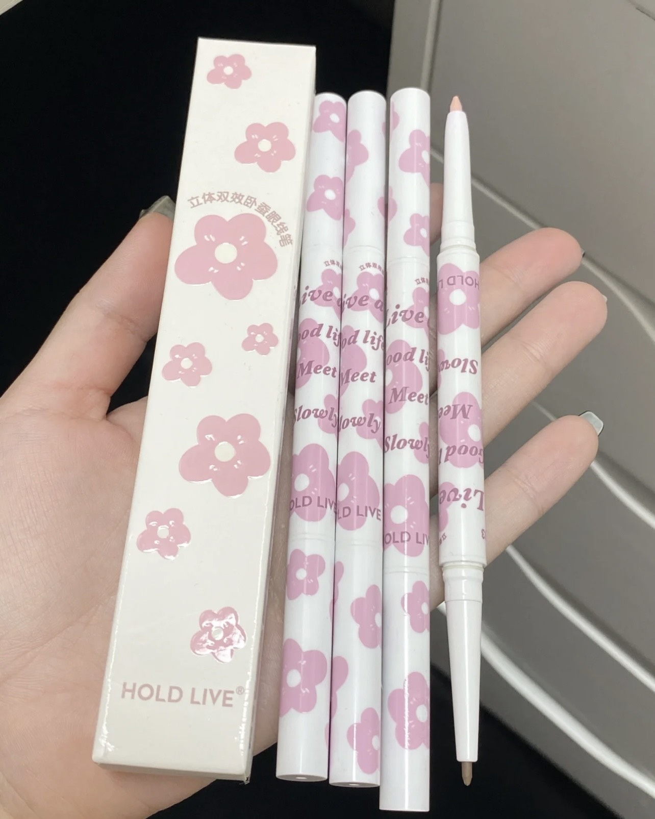 Bút nhũ mắt kẻ mắt Hold Live 2 đầu Flower