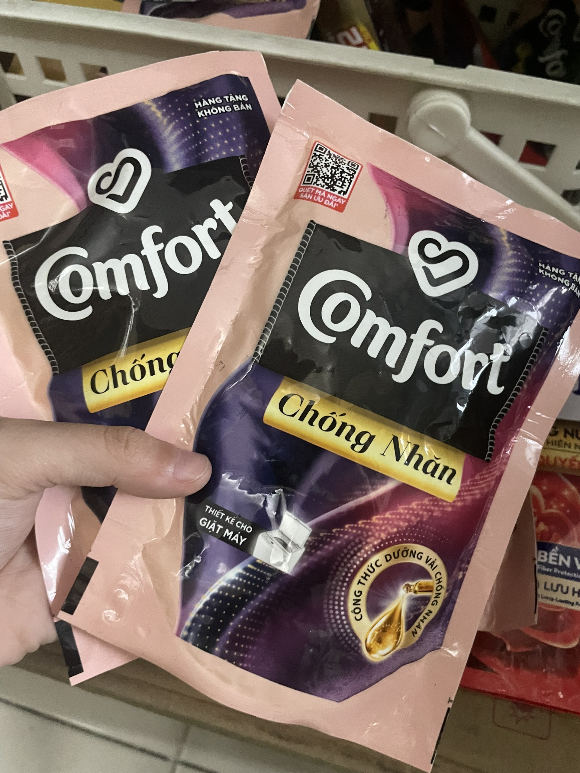 Nước xả vải Comfort, xả quần áo thơm lâu chống nhăn túi 120ml - Happy Life 4U