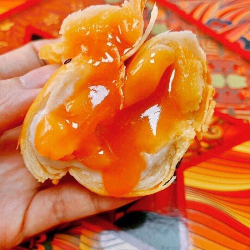 Bánh Trứng Chảy Ngàn Lớp nhân trứng muối tan chảy