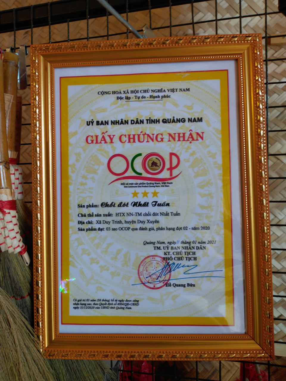 Chổi đót cước tím ( Chổi chít ). Cán chổi bằng cọng đót tự nhiên quấn bằng sợi cước tím chặt. Tép chổi được bện bằng sợi mây kết hợp sợi cước chắc chắn. Bông đót được làm sạch bụi