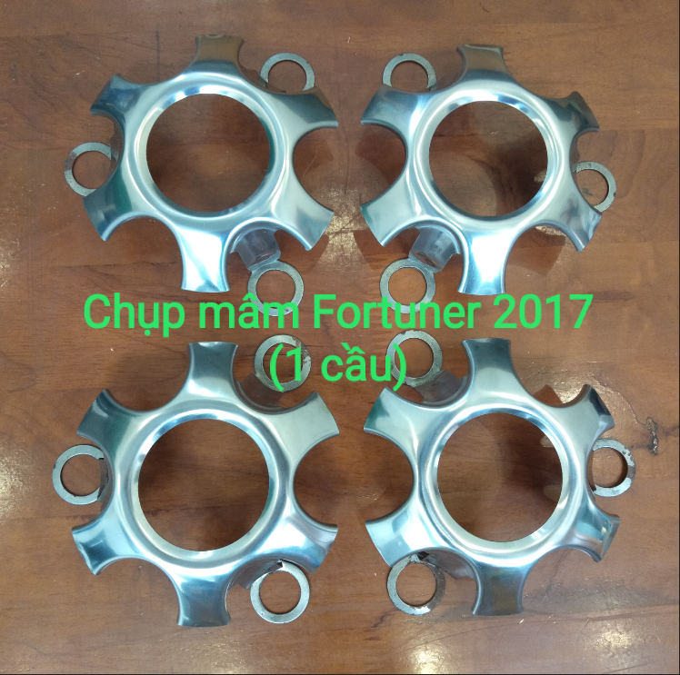 Chụp inox bảo vệ mâm toyota fortuner 2016-