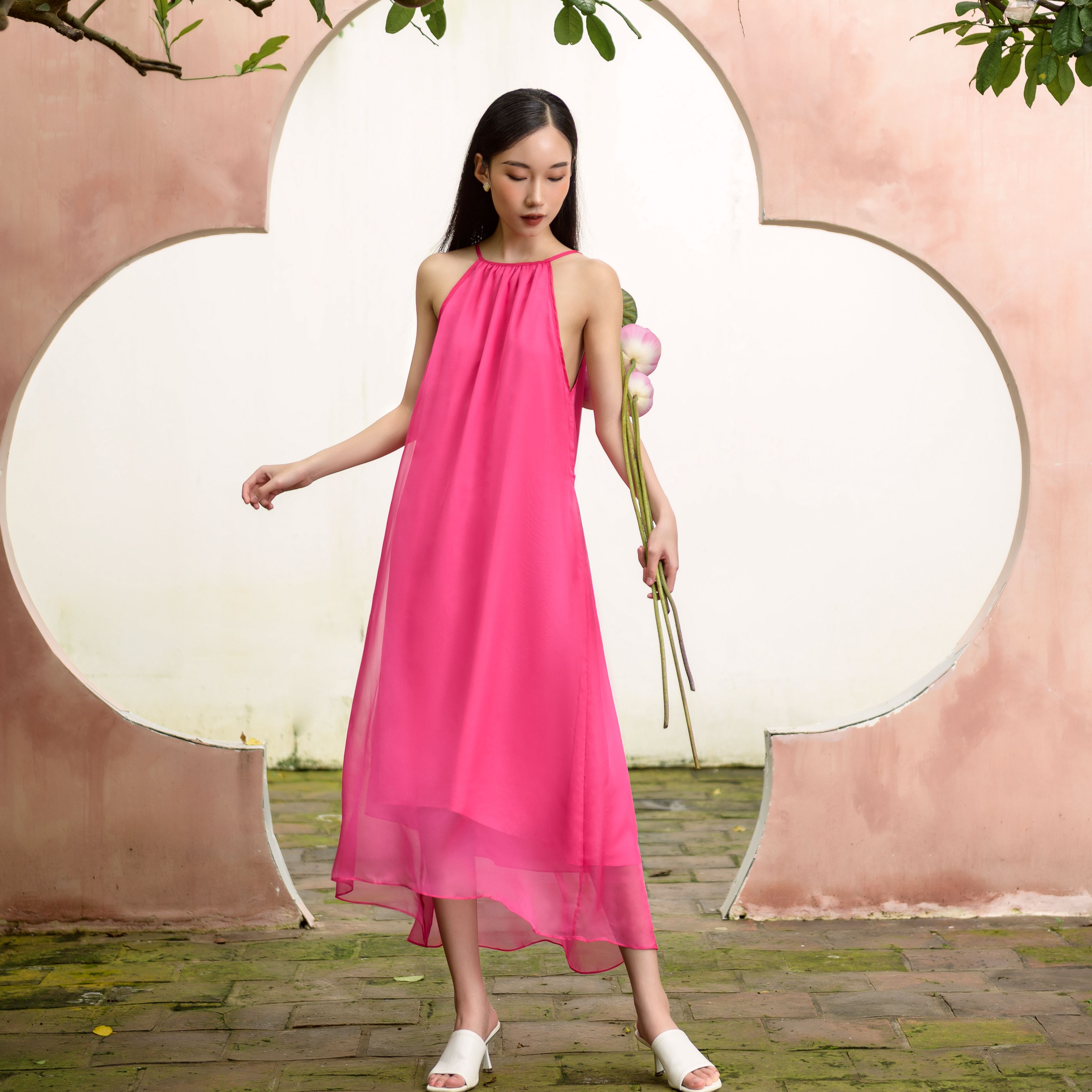 Váy maxi cổ yếm dáng xòe đi biển | Váy lụa cổ yếm xòe rộng sang chảnh nổi bật | LIOLA