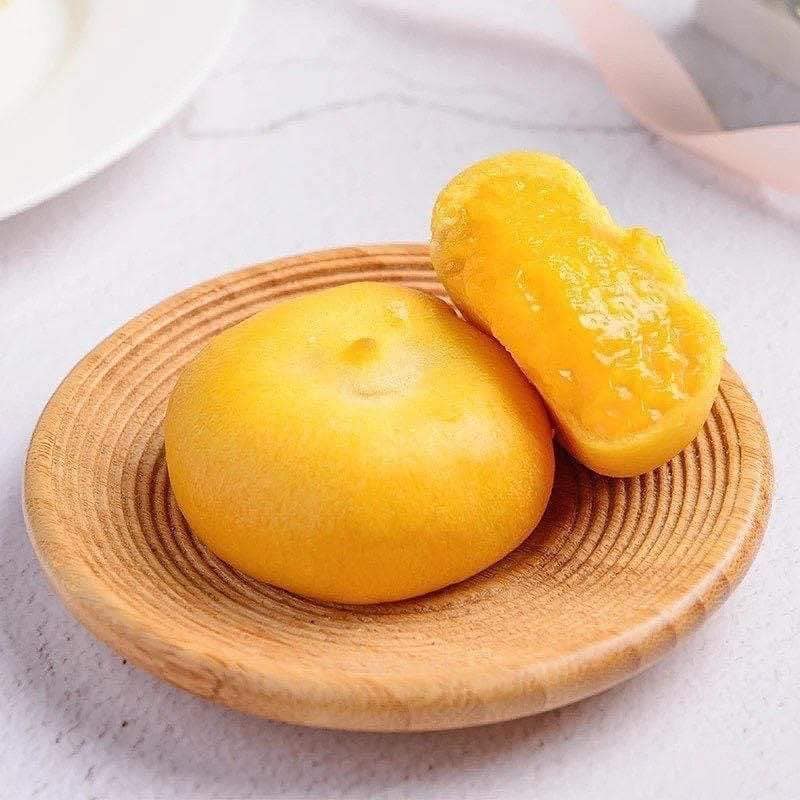 Bánh pía kim sa ,Bánh pía trứng muối tan chảy Đài Loan. Vị ngọt ngào của đậu xanh và vị mằn mặn của trứng.