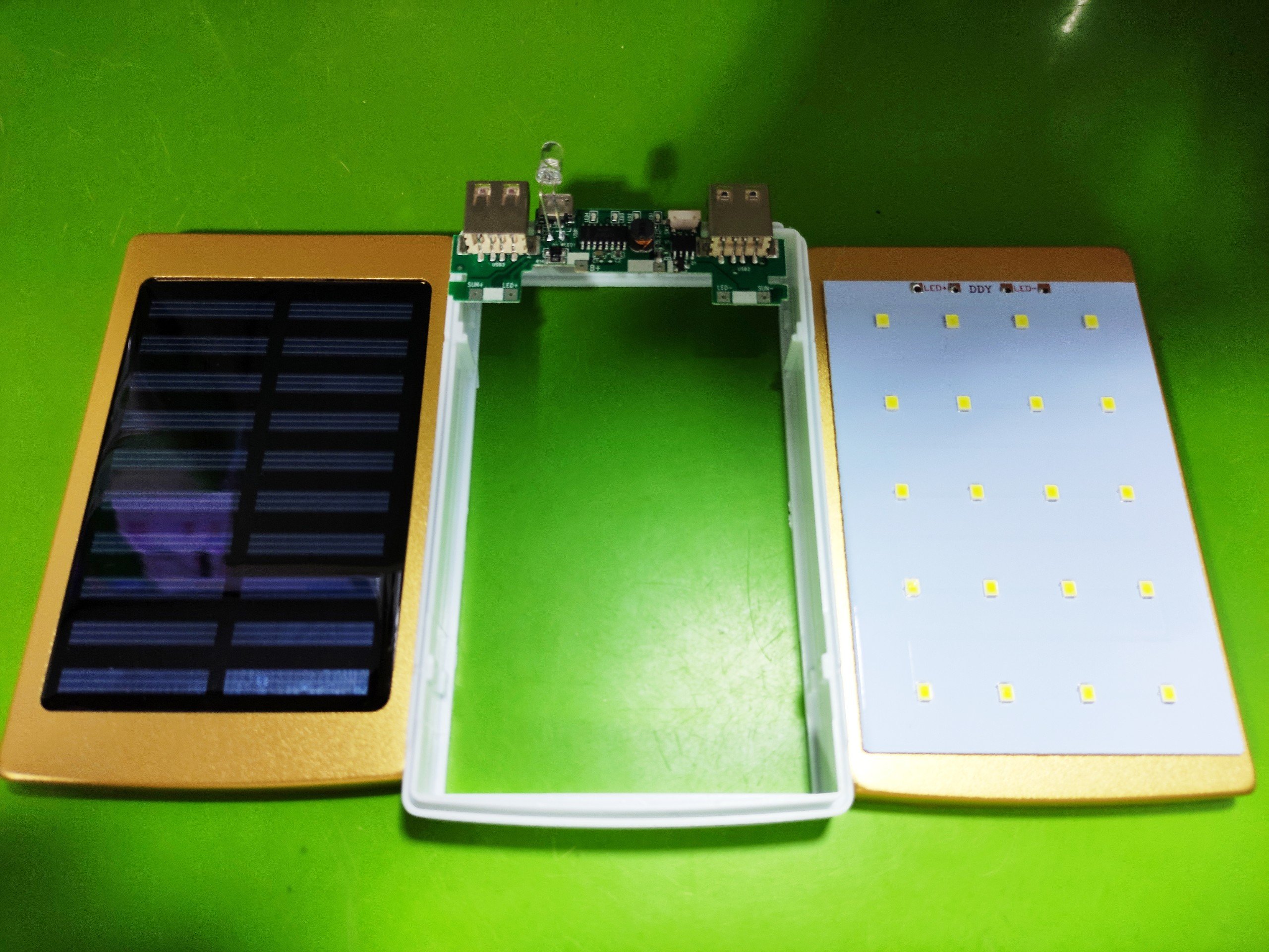 Box sạc dự phòng năng lượng mặt trời dùng pin 18650 tích hợp bảng LED cao cấp màu Vàng