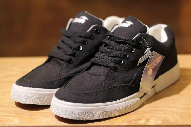 Giày avia giày chạy bộ giày leo núi màu đen