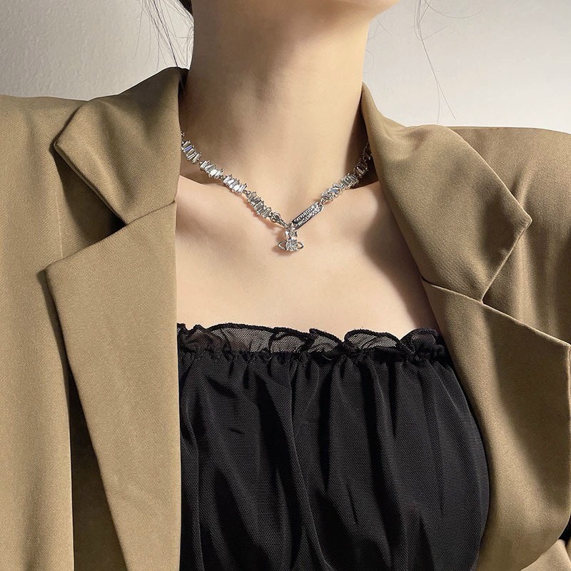 Vòng cổ choker đính đá mặt địa cầu siêu hot romhouse m01