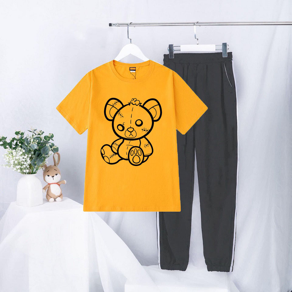 Sét Bộ Đồ Quần Áo Thời Trang Ulzzang Nữ Ngắn Tay Mùa Hè Siêu Xinh Cute Mặc Đi Chơi Dạo Phố, Áo Vàng Cotton In Họa Tiết Gấu Băng Quần Thun Sọc Bo Gấu Phong Cách