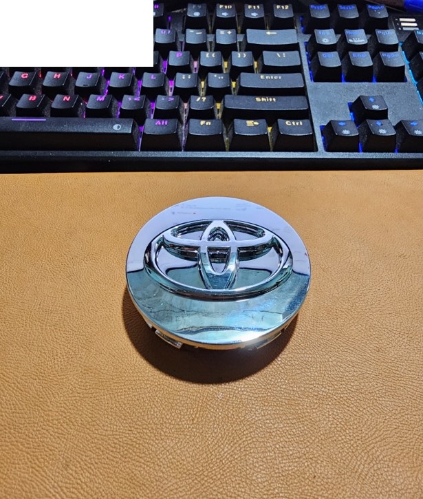 Logo chụp mâm, ốp lazang bánh xe sử dụng cho các dòng xe Toyota - Đường kính ngoài: 65mm (Giá 1 cái)