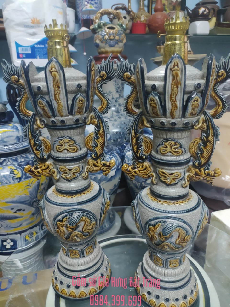 Đèn dầu thờ men rạn đắp nổi gốm Gia Hưng Bát Tràng