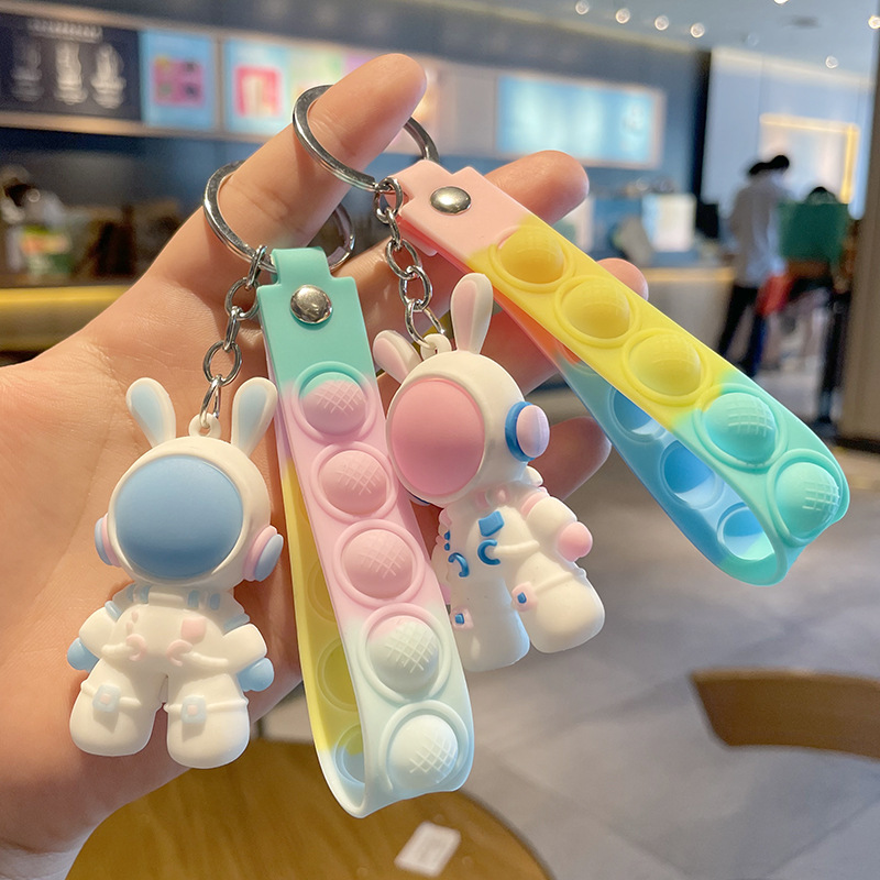 1 móc khóa phi hành gia tai thỏ siêu cute cho cặp đôi
