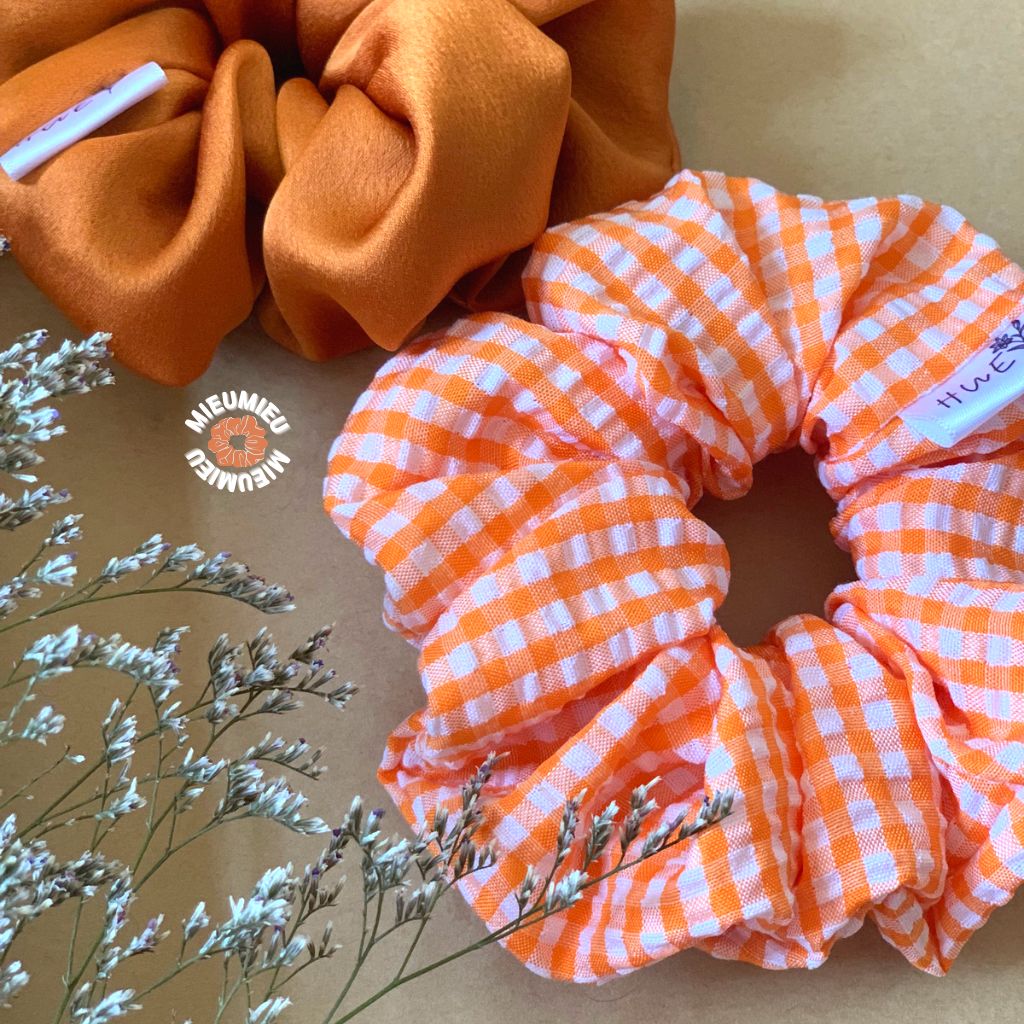 Cột tóc scrunchies handmade tone cam hoạ tiết caro dễ thương S1021