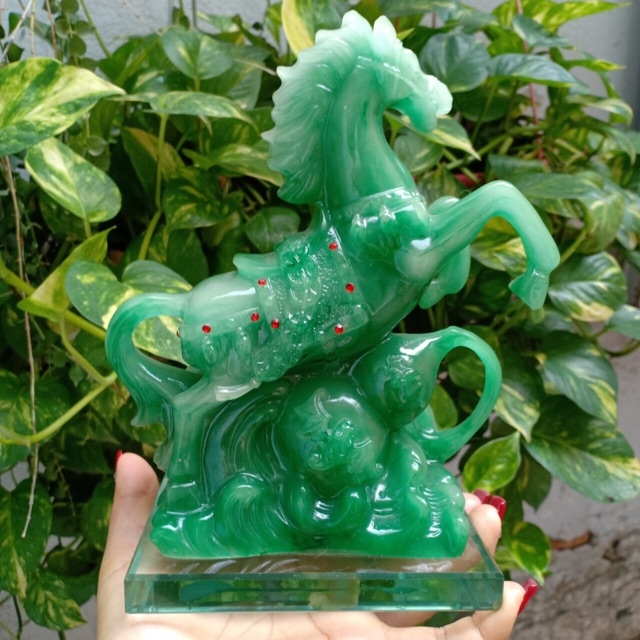 Tượng ngựa cưỡi hồ lô phong thủy đế thủy tinh khắc chữ mã đáo thành công 20 x 8 x 12 cm - đqta