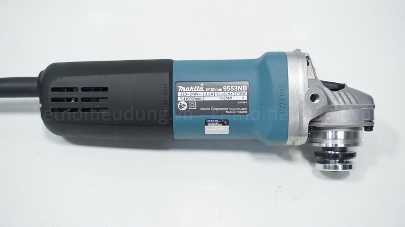 Máy mài góc Makita 9553NB Tay cầm phủ lớp cách điện đảm bảo an toàn