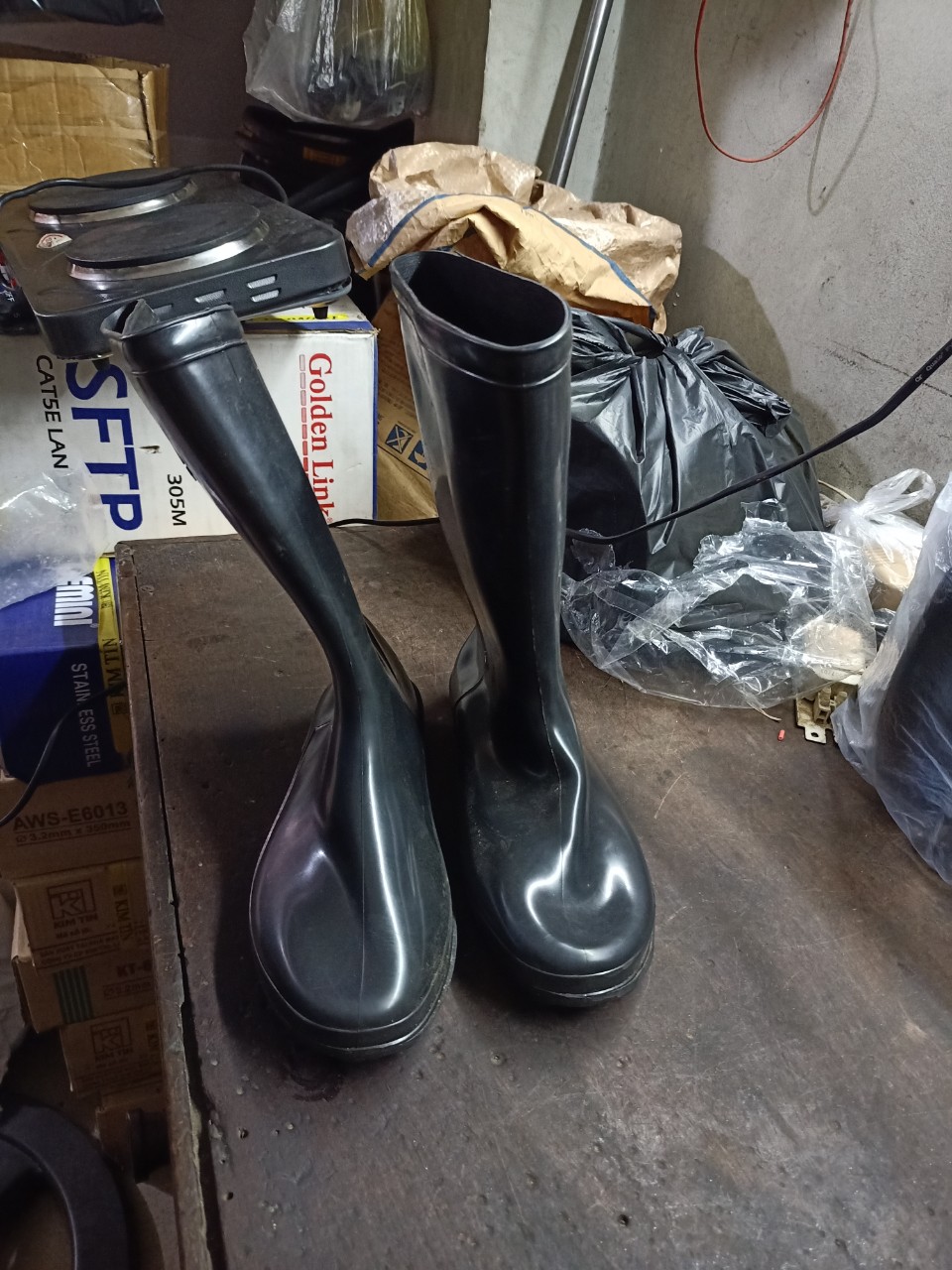 Ủng cao su màu đen số 39 - 43
