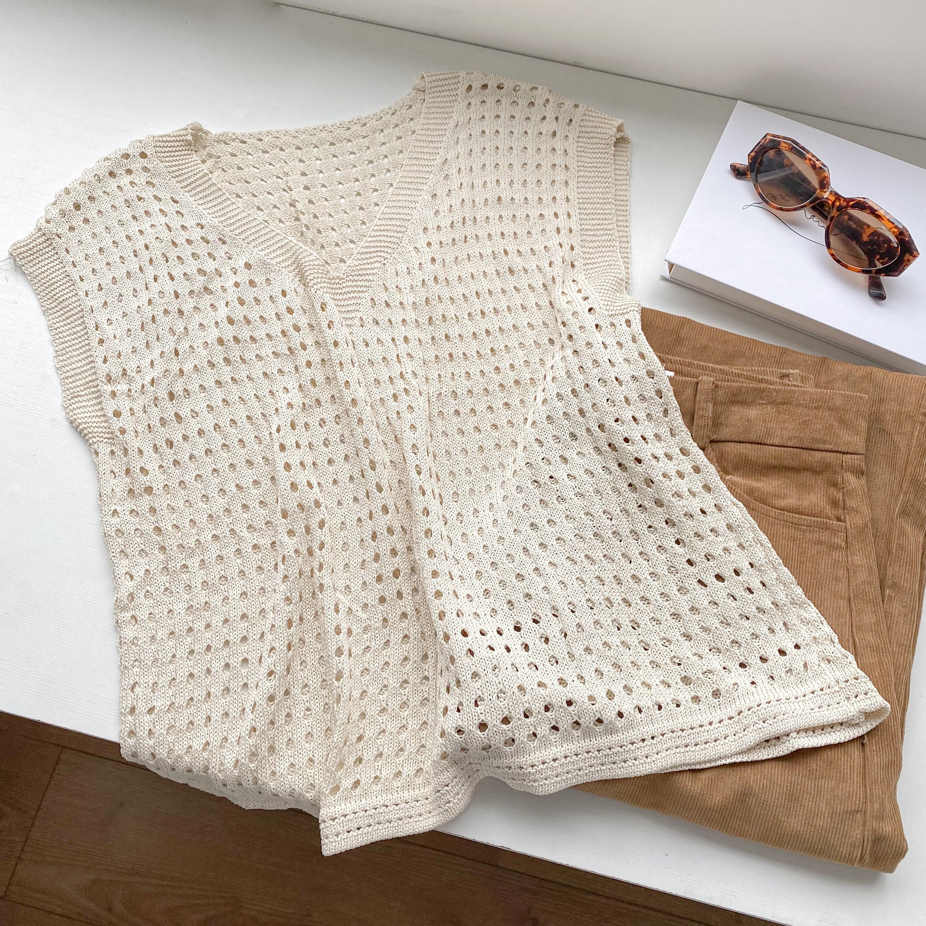 Áo ghile len cổ v đục lỗ màu kem lenclothing 874100
