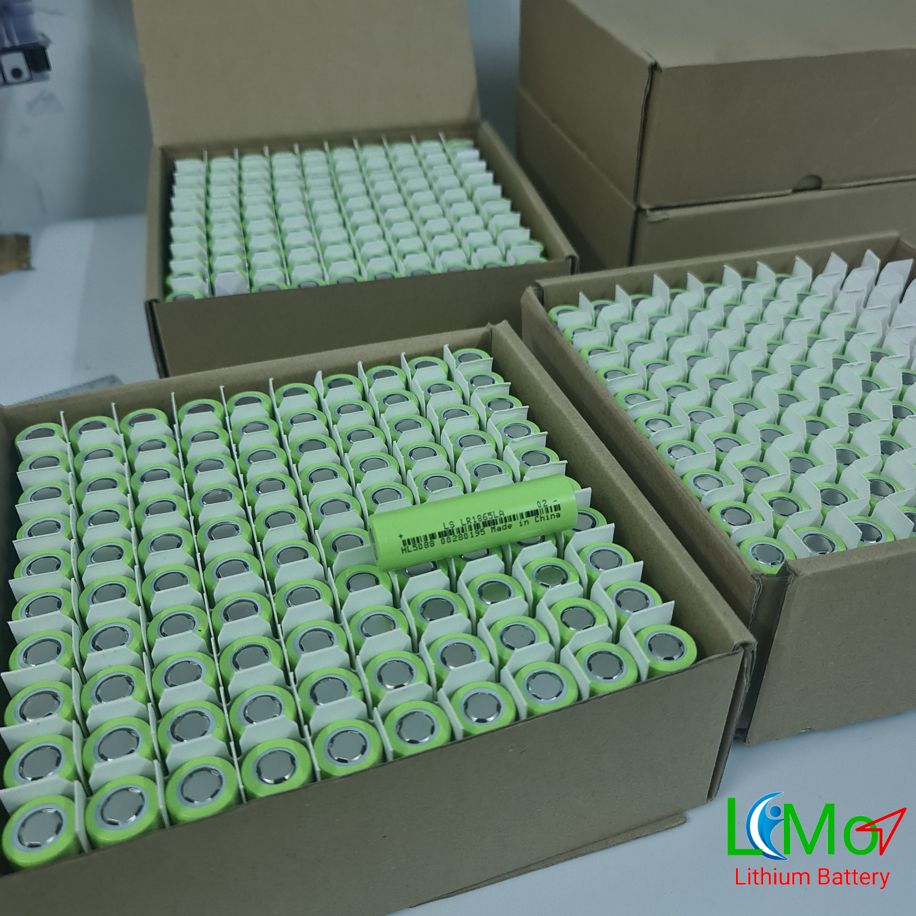 Thùng 100 cell pin lishen xanh 2000mah xả cao 20a. pin sạc lithium ion 18650 - limo