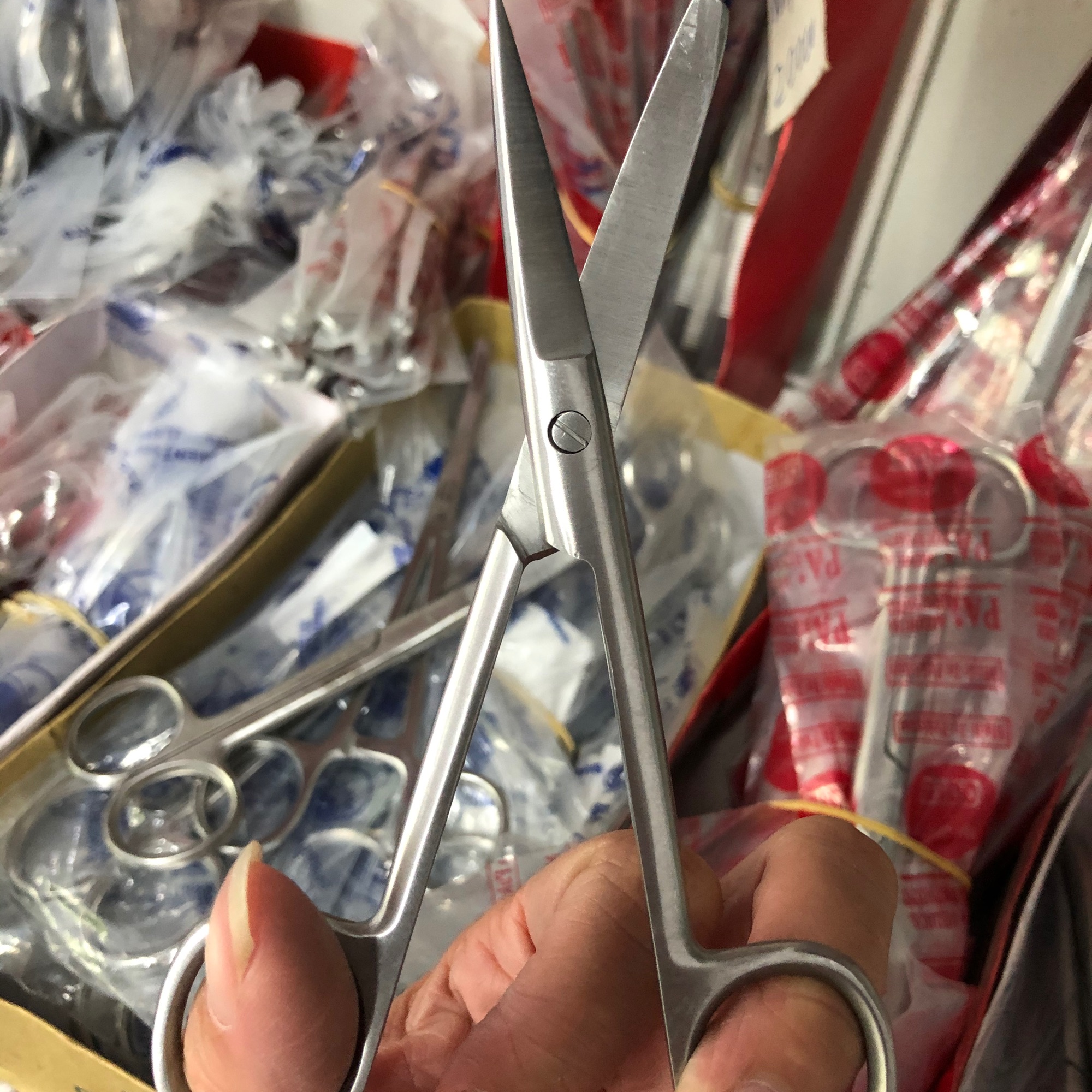 Kéo y tế 14cm, kéo cắt thuoc kéo phẫu thuật 14 cong 1 tù 1 nhọn Pakistan