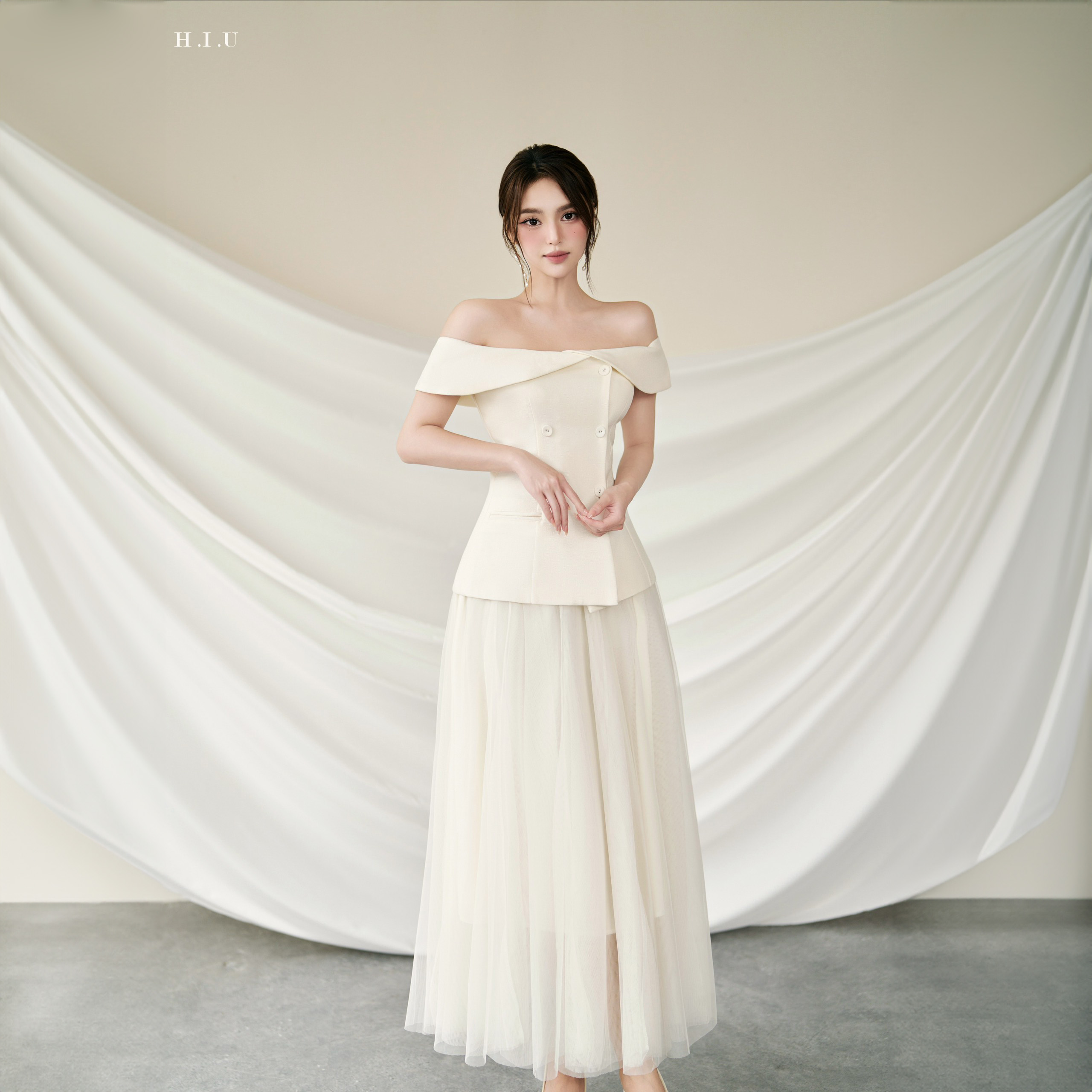 Áo kiểu nữ trễ vai vải text Hàn cao cấp Ceri Top H.I.U Fashion , chất nhẹ không nhăn sang trọng thanh lịch HIU design