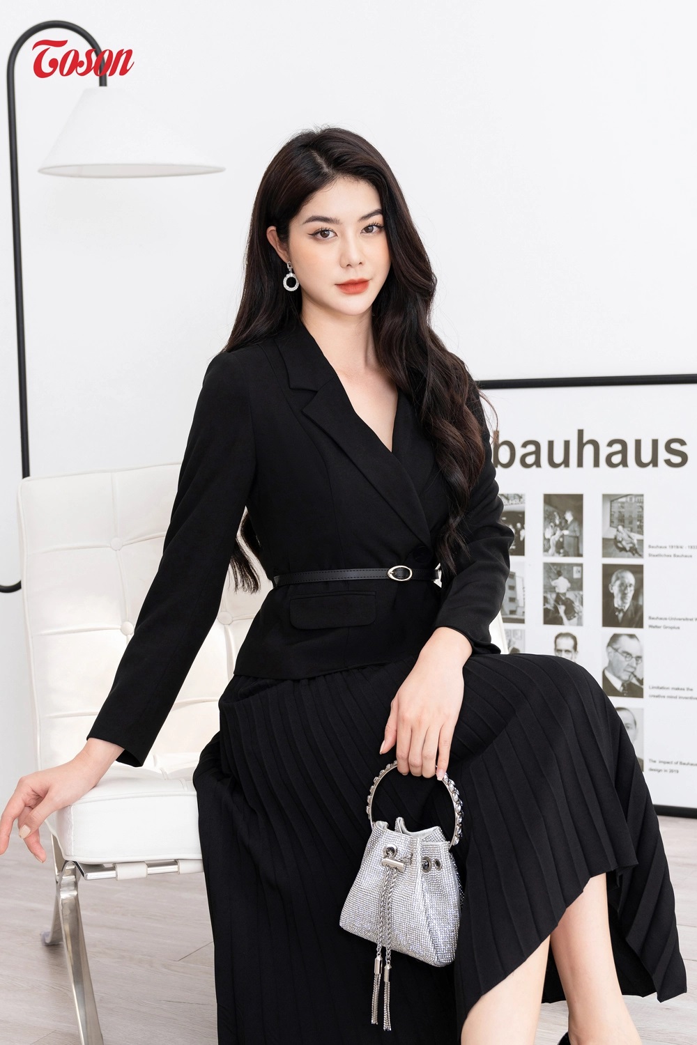 Áo vest đen tuýp si tà lệch, cổ k, eo thắt đai da toson 84987b52