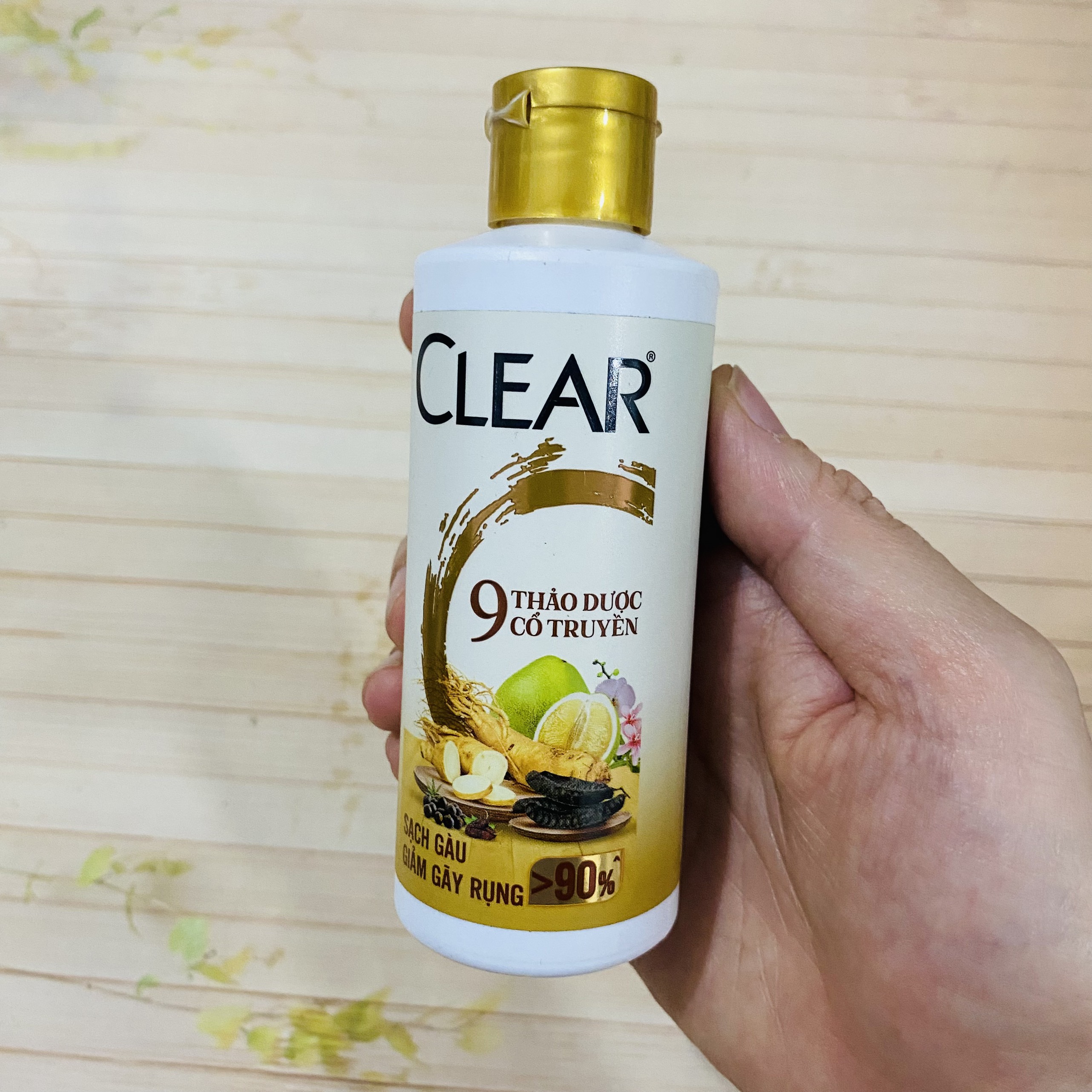 Chai dầu gội Clear thảo dược 102g