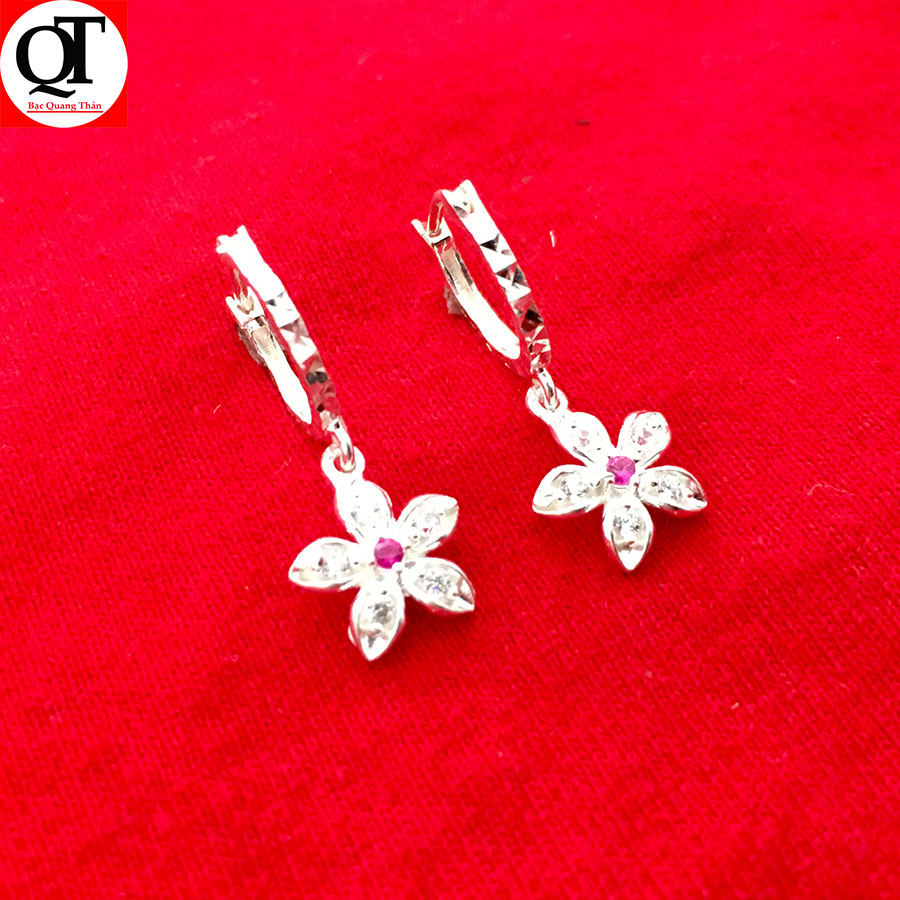 Bông tai bạc trẻ con Bạc Quang Thản thiết kế kiểu dáng dài treo bông hoa mai năm cánh nhị hoa gắn đá đỏ, phong cách thời trang phù hợp cho mọi lứa tuổi - QTBT37