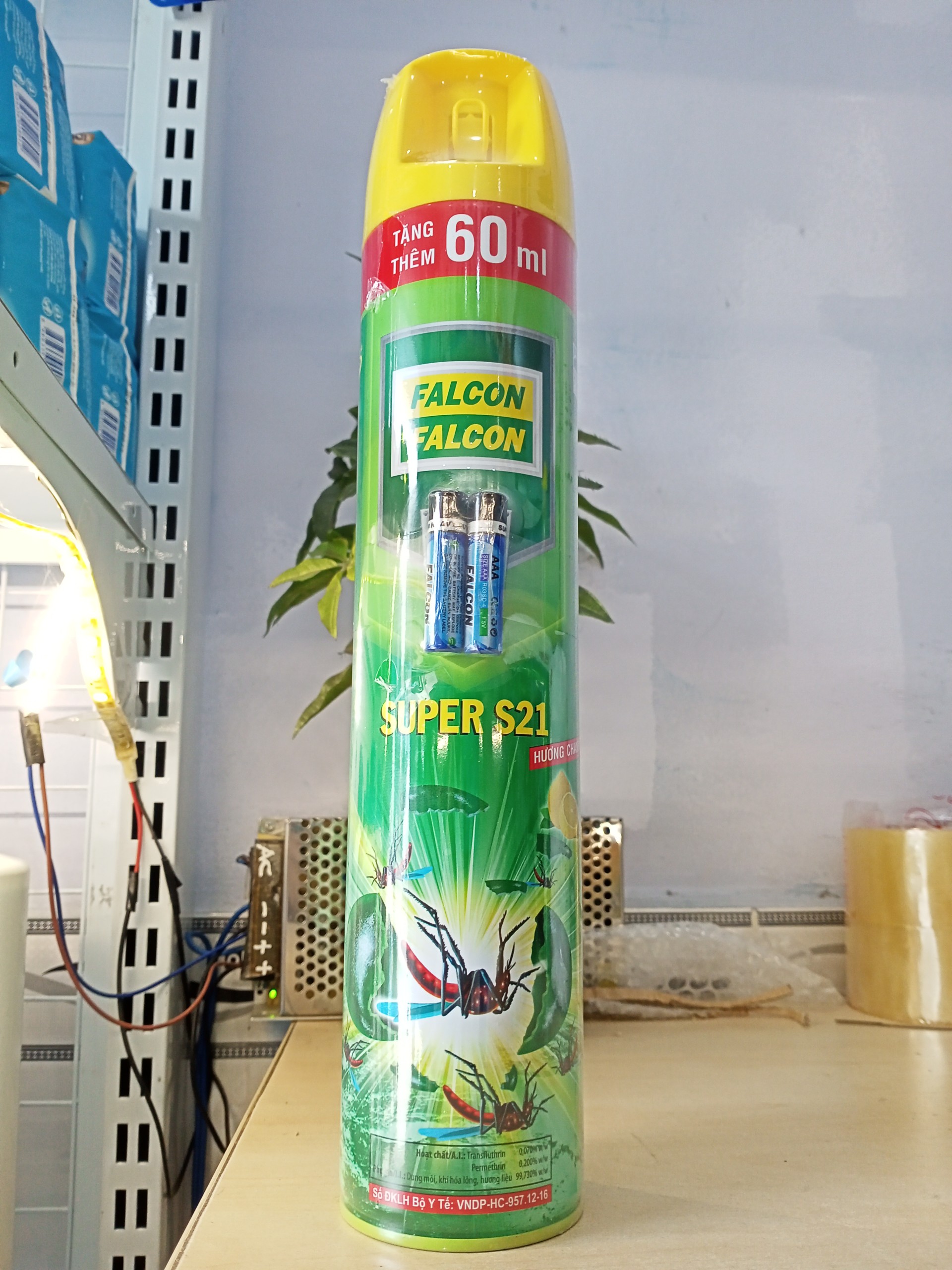 Bình xịt côn trùng Falcon 90 hương chanh 600ml tặng thêm 60ml + 2 pin