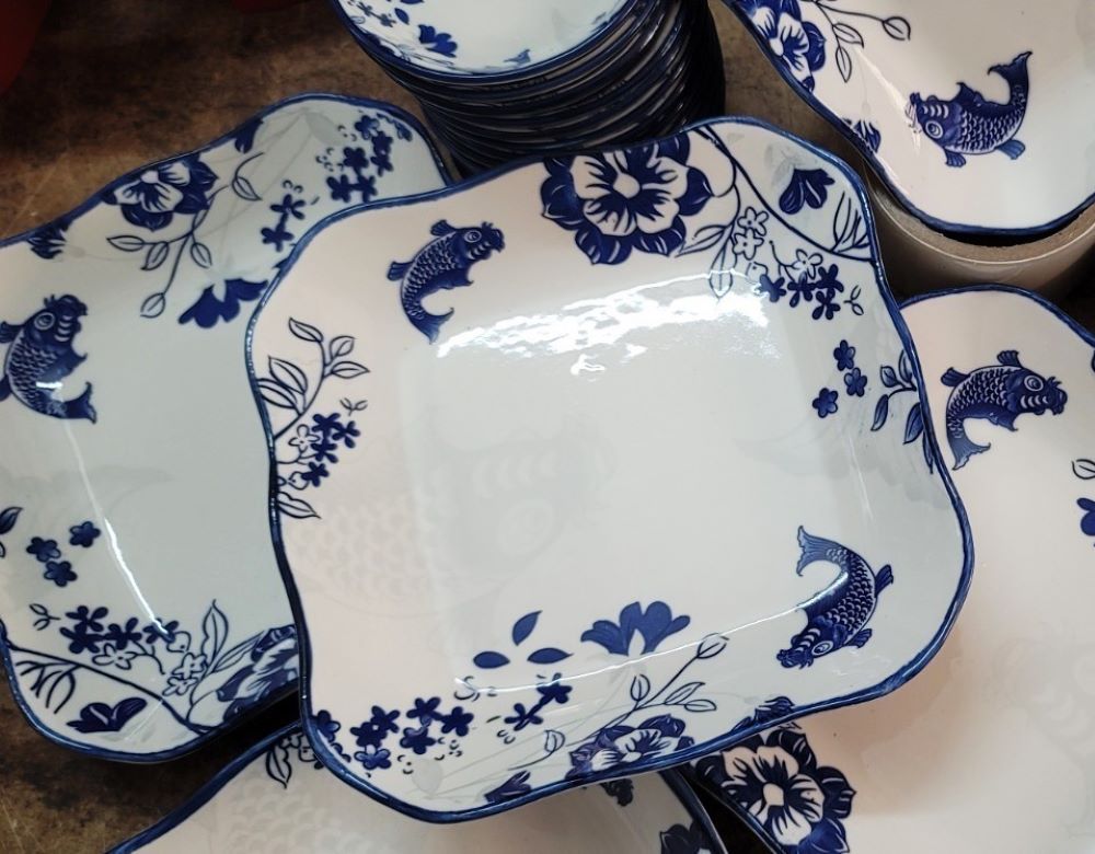 Dĩa vuông gốm sứ họa tiết cá chép hoa sen - 18cm