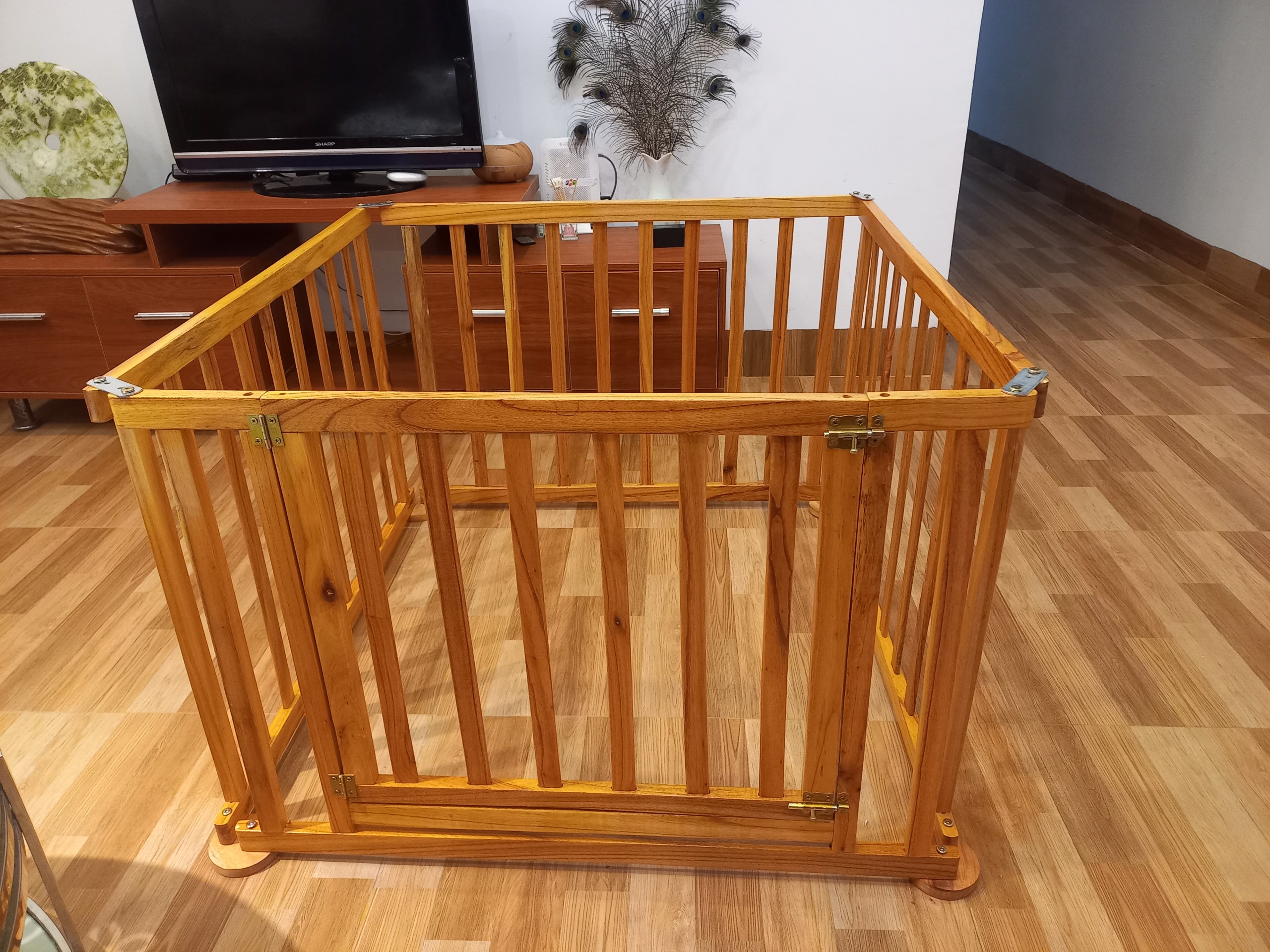 Quây cũi cho bé gỗ tự nhiên phun sơn màu cánh gián