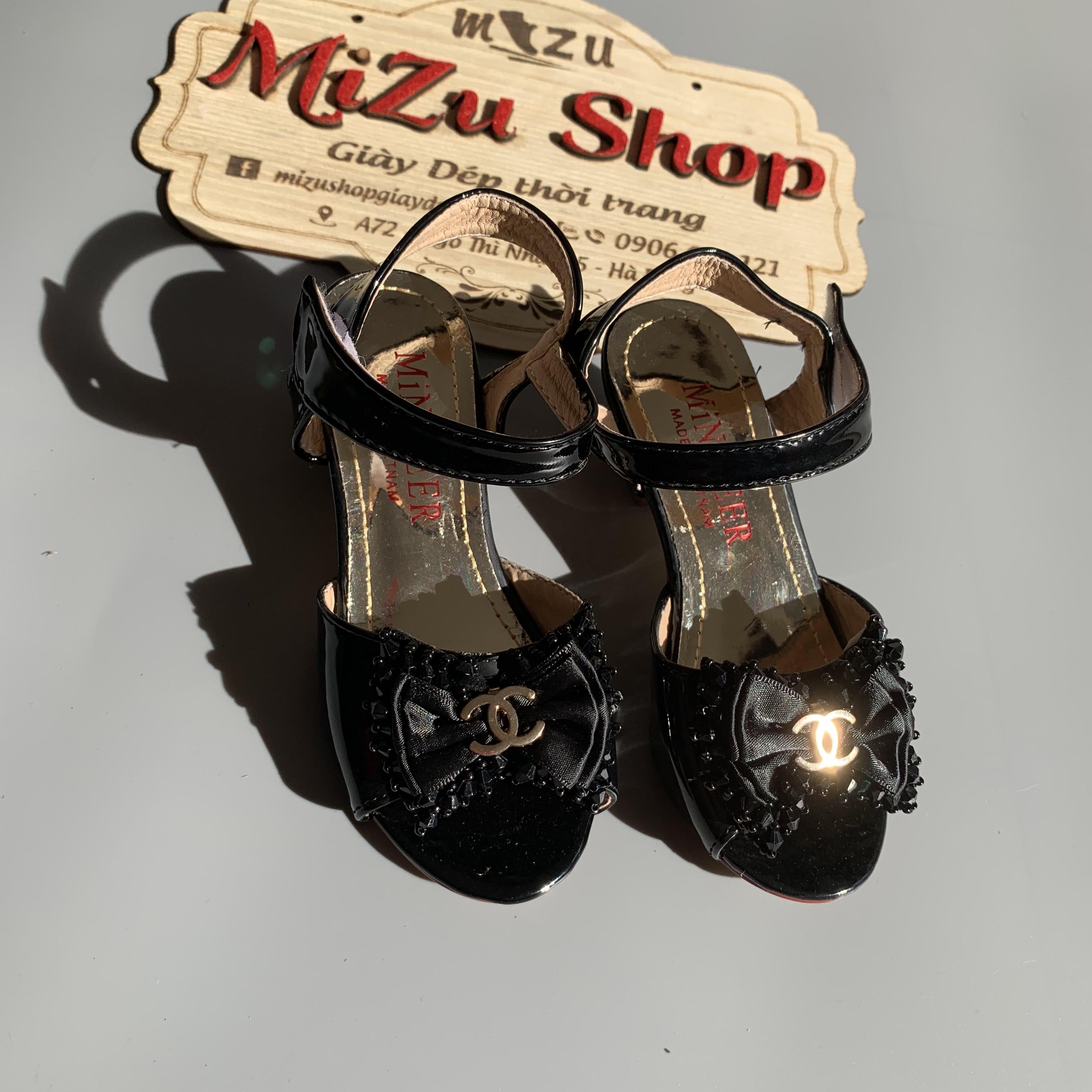 Size 26 ~33, sandal bé gái 3cm gắn logo c mã 1301 màu đen
