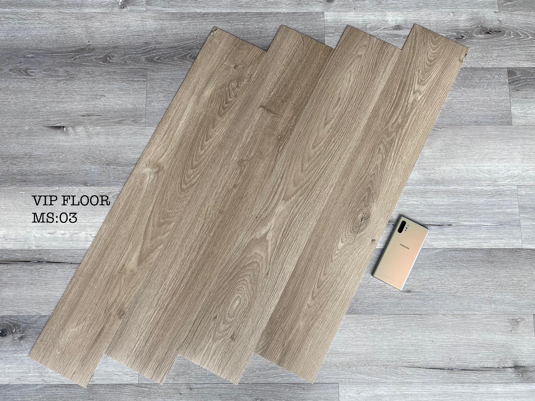 Hộp 36 tấm Sàn nhựa giả gỗ tự dán , tấm nhựa dán sàn nhà , miếng dán sàn nhà giả gỗ . Độ dày 2mm