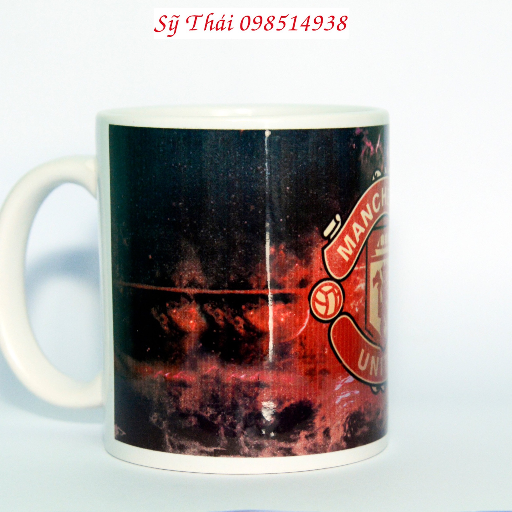 Ly sứ in logo CLB bóng đá Manchester united.