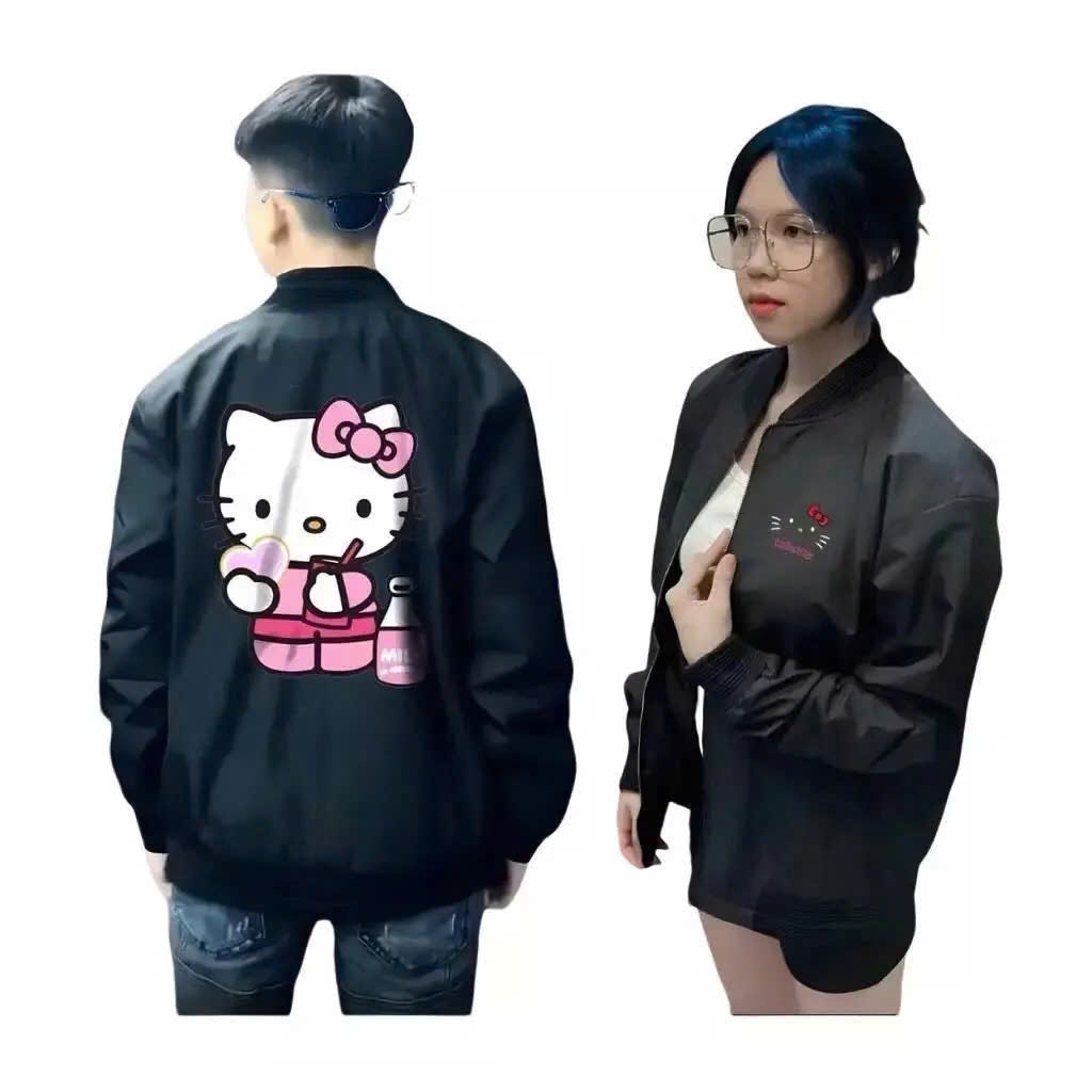Áo khoác Hello Kitty đen với họa tiết lớn phía sau và logo nhỏ phía trước. Phù hợp cho cả nam và nữ, phù hợp cho các hoạt động ngoài trời.