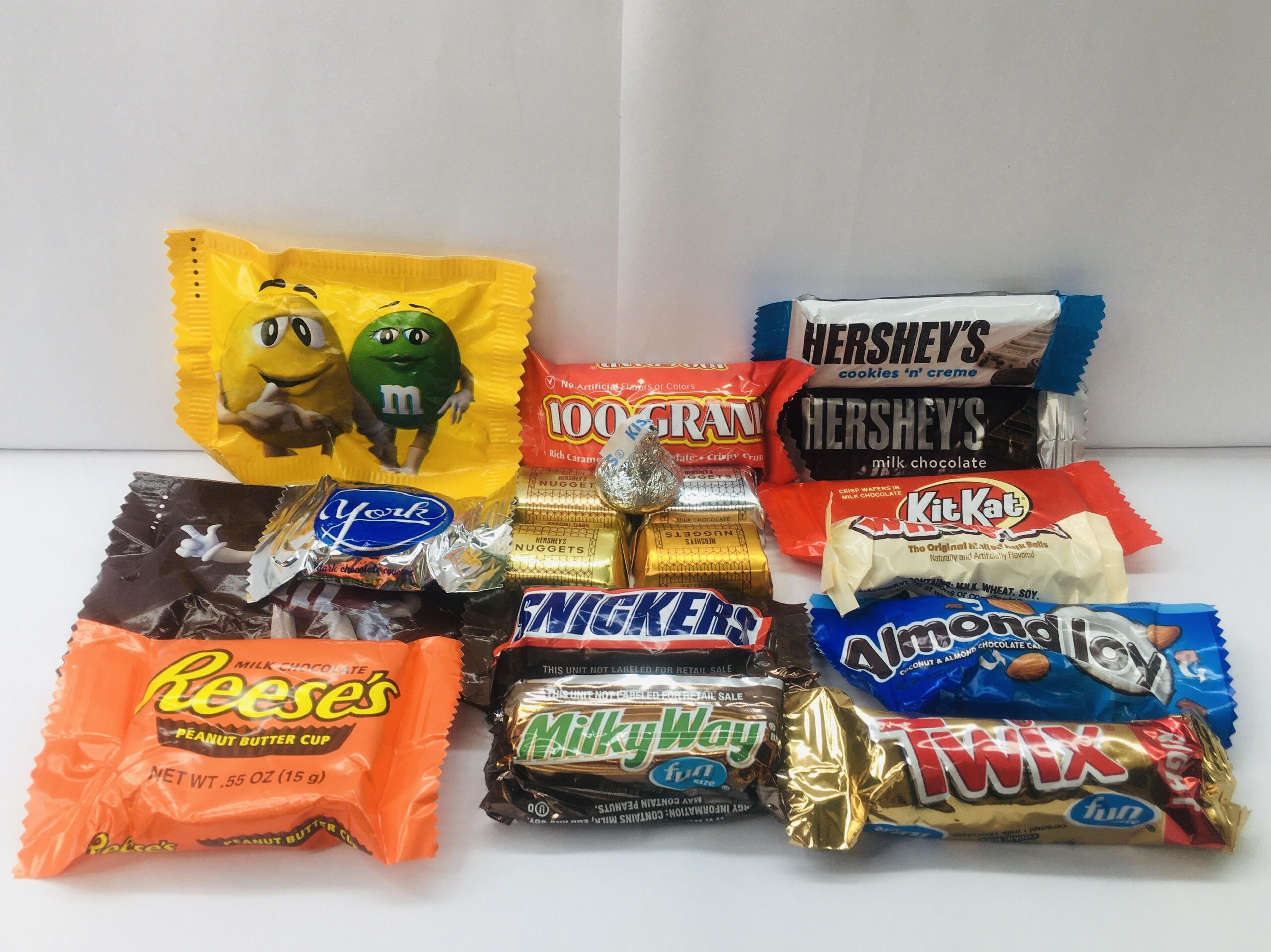 Socola mỹ Snickers Twix MilkyWay 100Grand Almond Joy York Pepermint Pattie KitKat M&M Reese's-Cửa hà