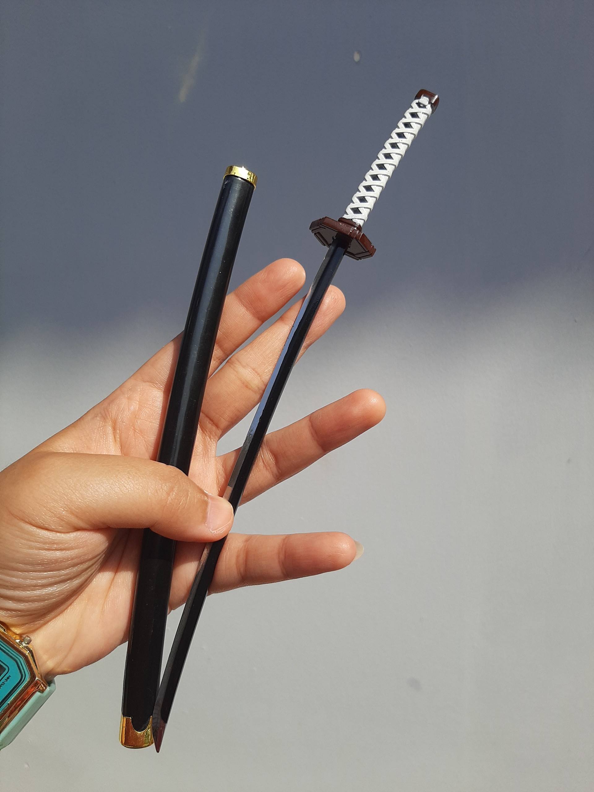 [23cm] Mô hình kiếm Giyuu - Thủy Trụ - Tặng đế kiếm 2 tầng - Hình thật - Kimetsu no Yaiba - Baystore