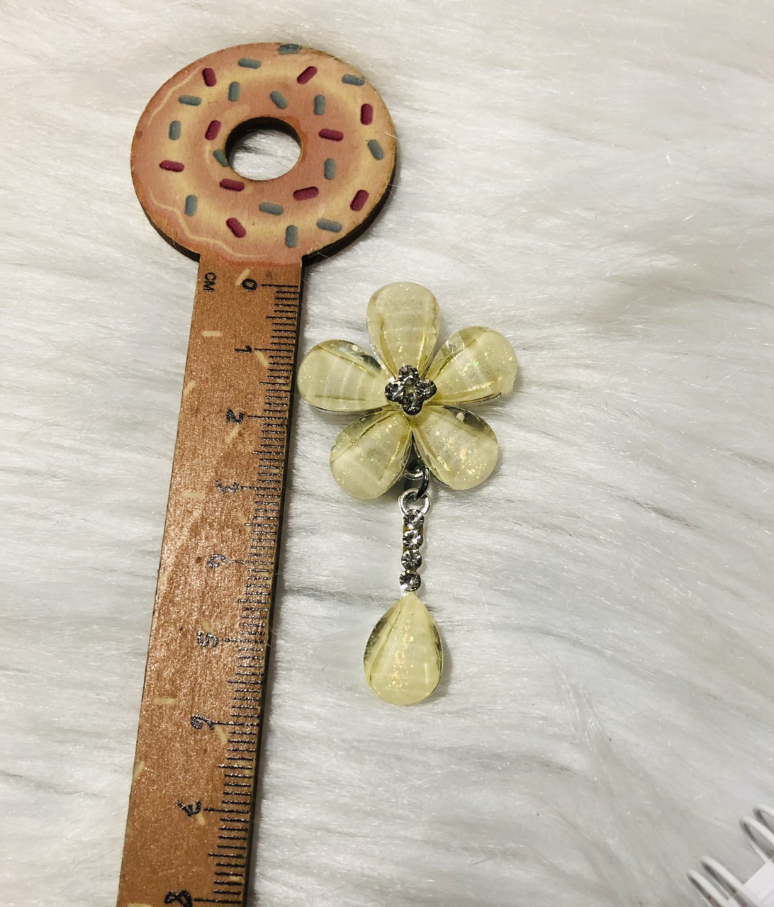 Cài áo hoa 5 cánh đính đá. Dài 6cm