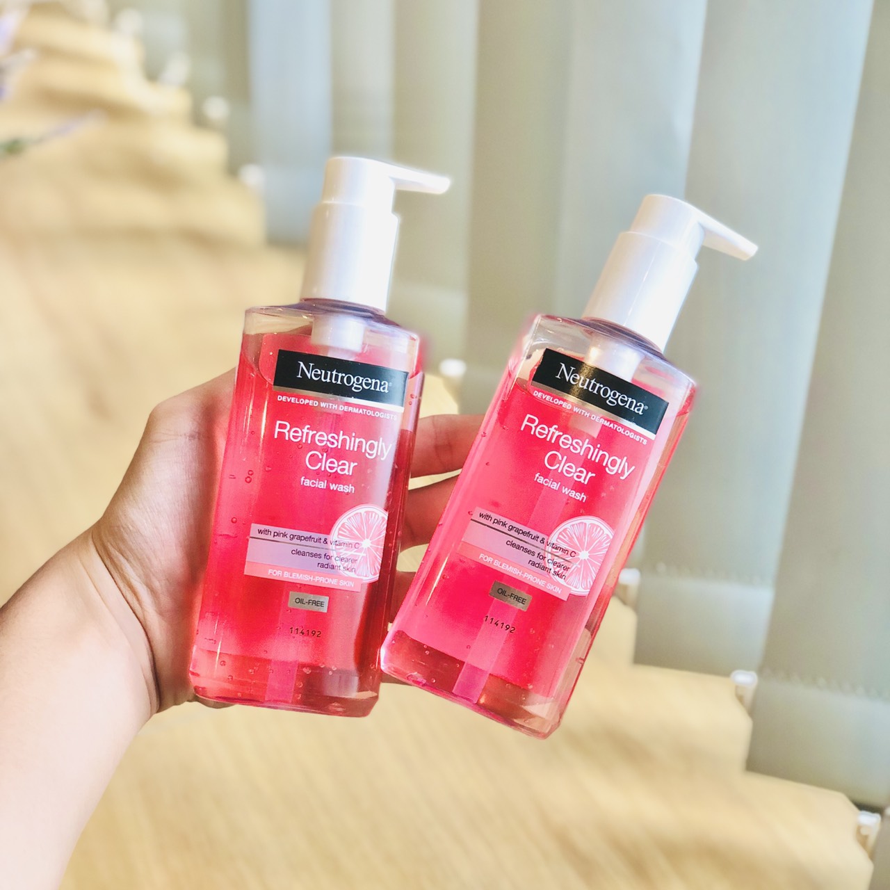 Sữa rửa mặt neutrogena refreshingly clear 200ml