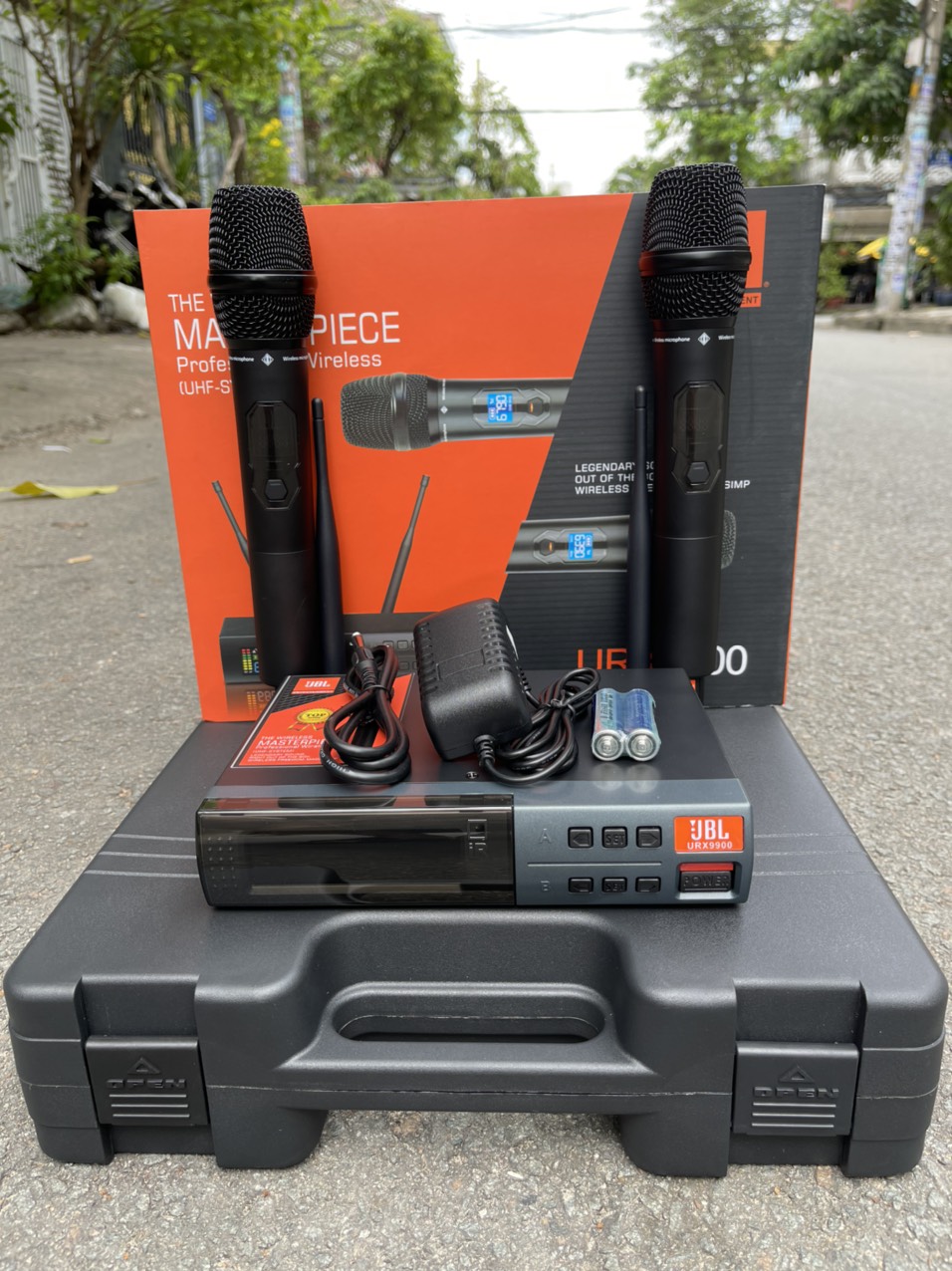 Bộ micro jbl ugx 9900 cao cấp, chất lượng âm thanh tuyệt vời, âm thanh dày, rõ ràng và tự nhiên, chống hú rít, không nhiễu, tín hiệu ổn định, đầy đủ kết nối, tương thích mọi thiết bị, bh 12 tháng