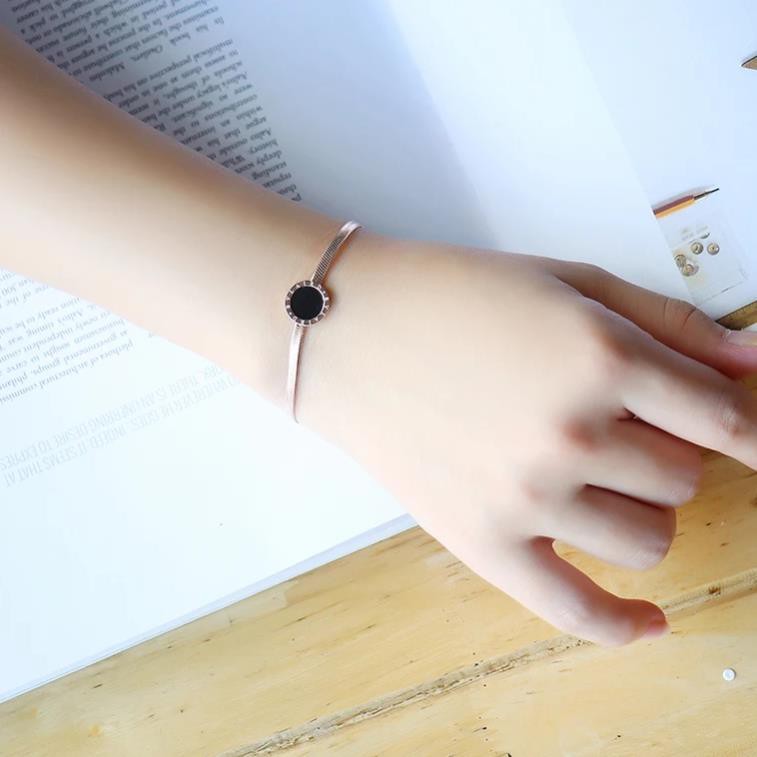 Lắc tay nữ lắc tay titan mặt đá qúy không han gỉ mẫu dây bản dẹp, thiết kế tinh xảo, sang trọng và thời thượng, phù hợp với mọi loại trang phục