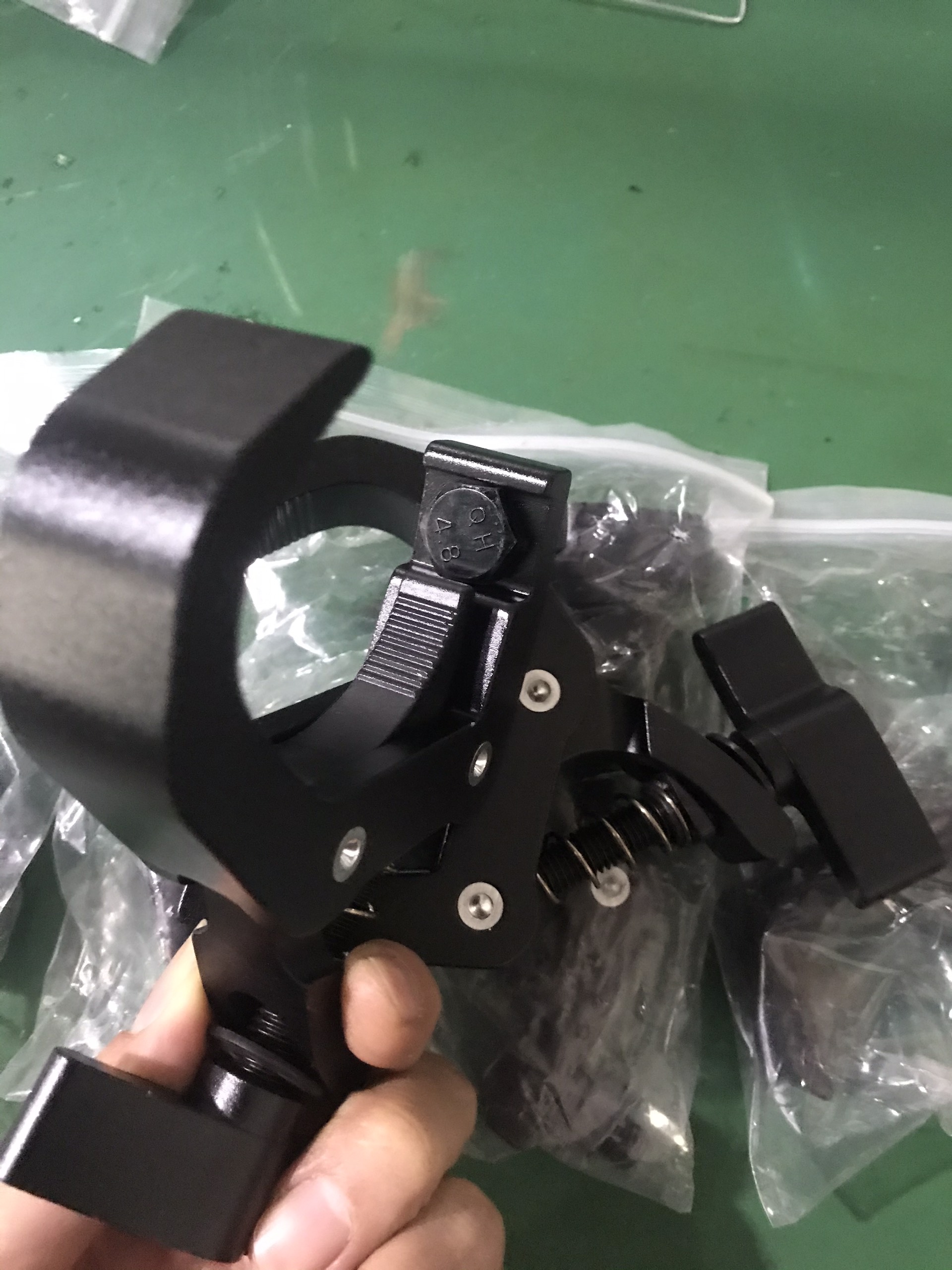 Móc treo đèn Moving Beam