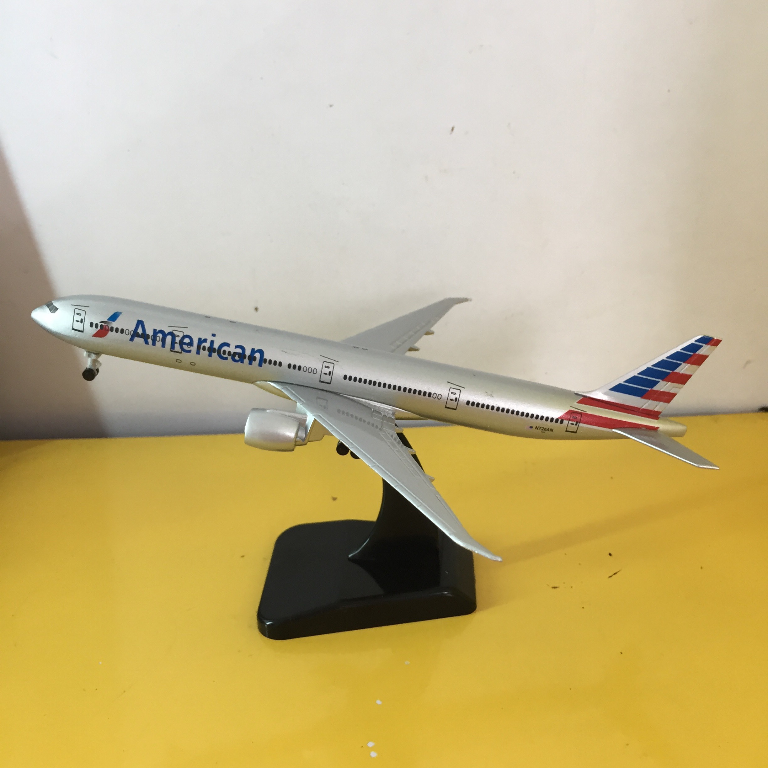 Mô hình máy bay 777 kim loại B777 20cm dòng Boeing 777-333ER món quà tặng trưng bày mô hình die-cast phù hợp với bàn làm việc, kệ ti-vi, giá sách