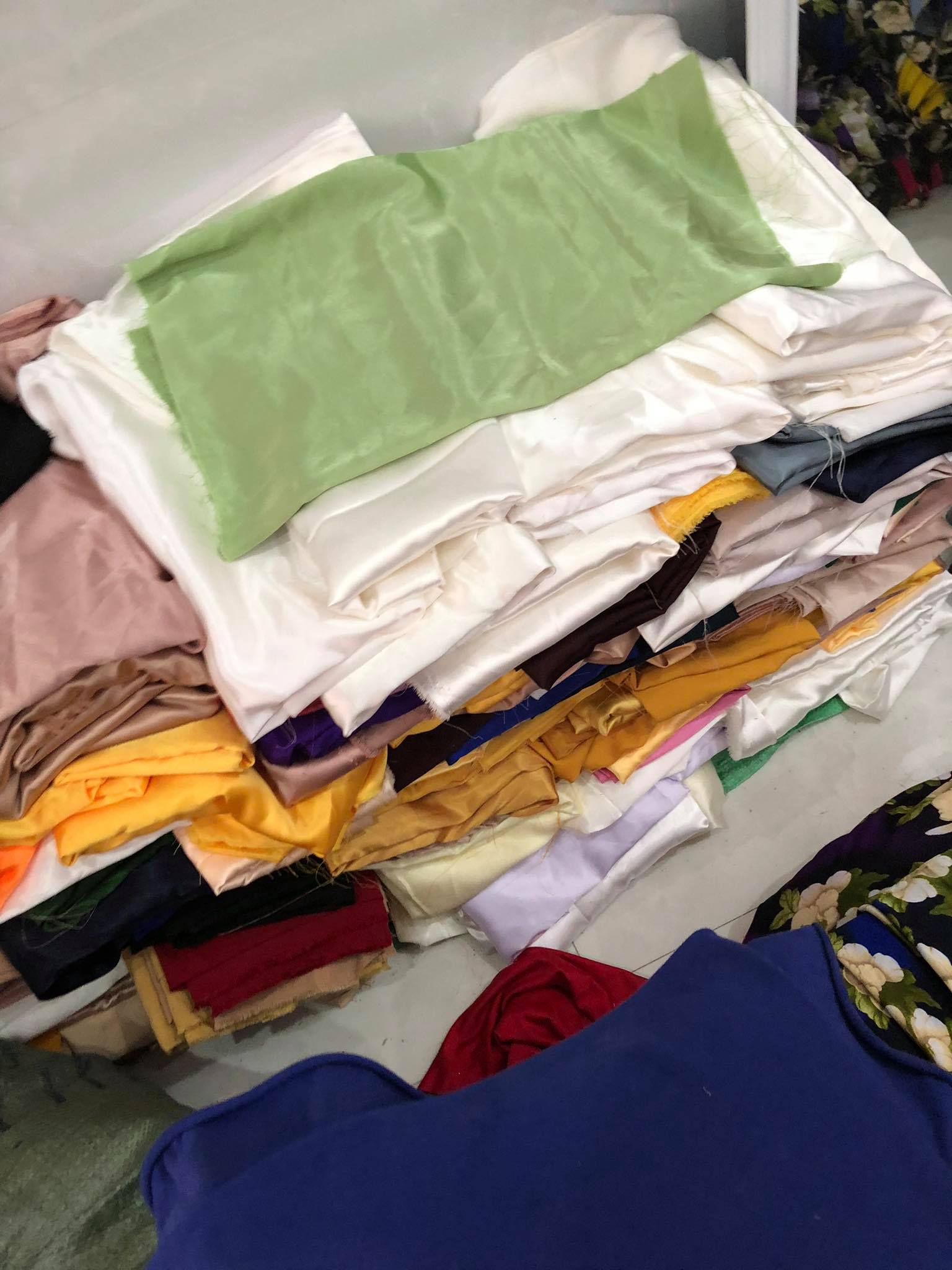 XẢ VẢI PHI BÓNG KHÚC (khúc từ 0,7 m trở lên)-HÀNG HƠI LỖI -GIÁ 1KG