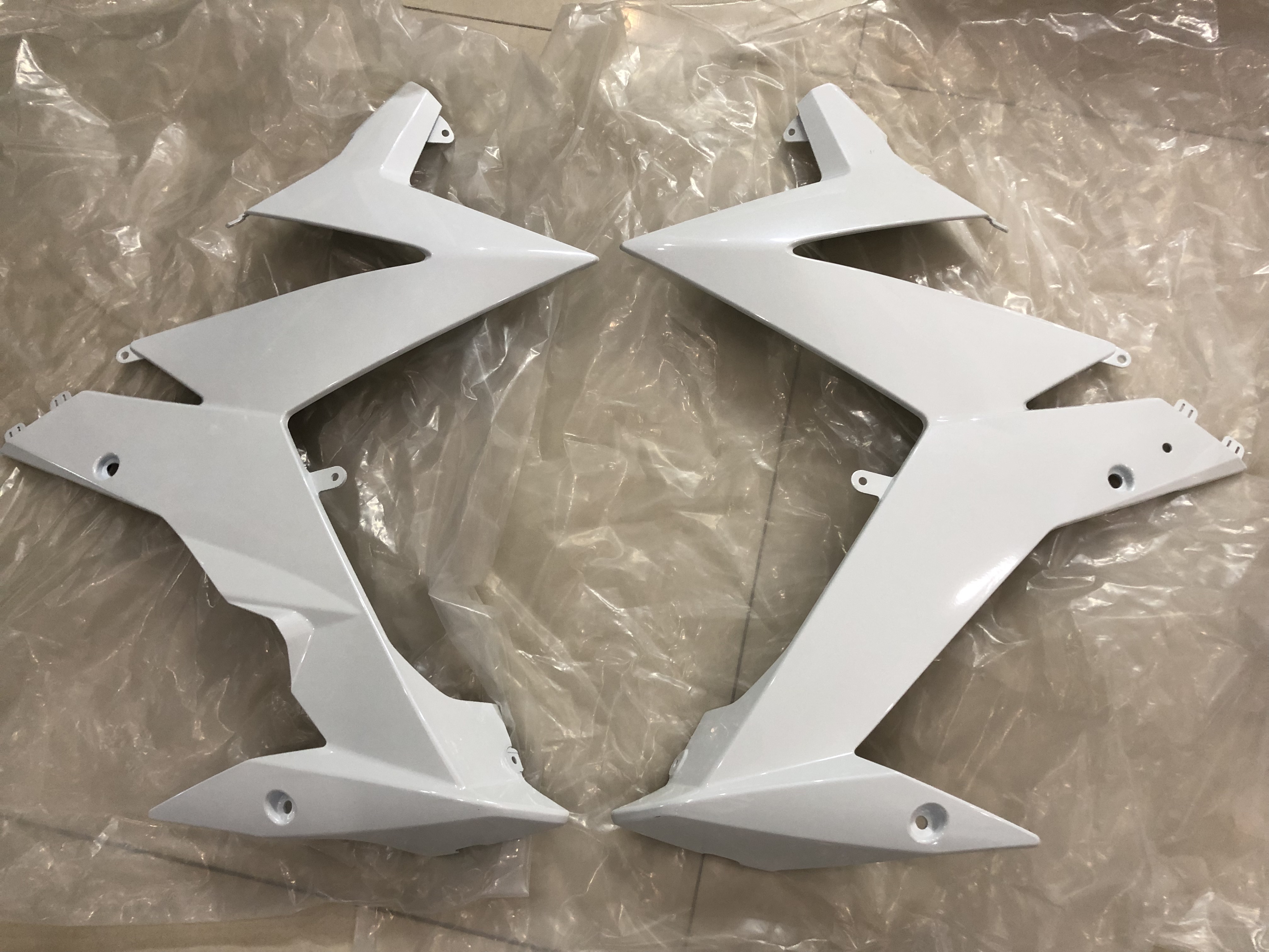 Cặp cánh yếm màu trắng gắn xe satria fi và raider fi