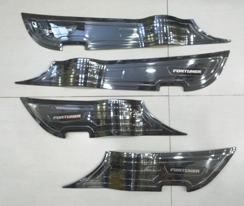 Ốp tabli chống xước cánh cửa Fortuner 2017-2019 titan