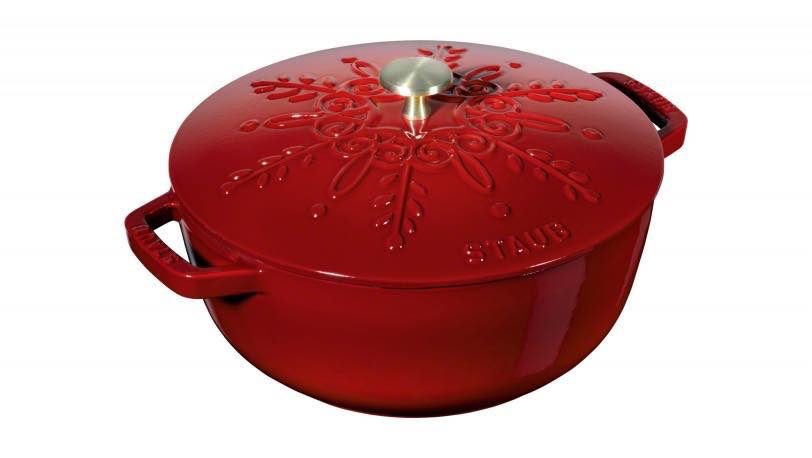 Nồi chảo gang đúc Staub Bông tuyết 24cm màu đỏ