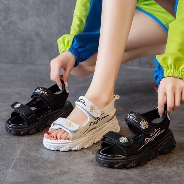 Sandal nữ chữ ký thêu hoa cúc mới- Sandal học sinh giày sandal thêu hoa cúc chữ ký