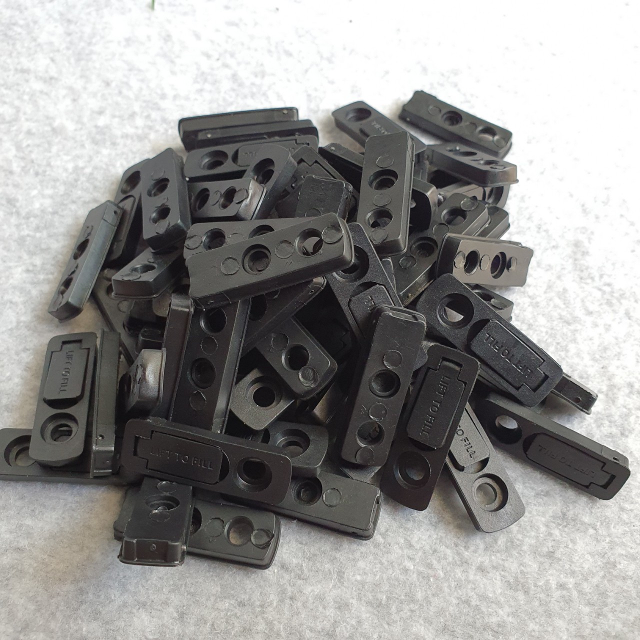 [HCM]Phụ Kiện Đít Nhựa Giữ Kin Xăng Cho Bật Lửa Zippo