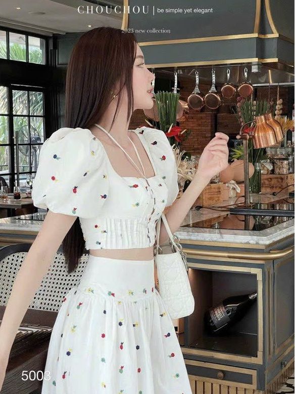 Set áo tay phồng cổ vuông croptop hoa nhí và chân váy ôm eo xòe sang chảnh, set Hàn Quốc đi biển màu trắng xinh