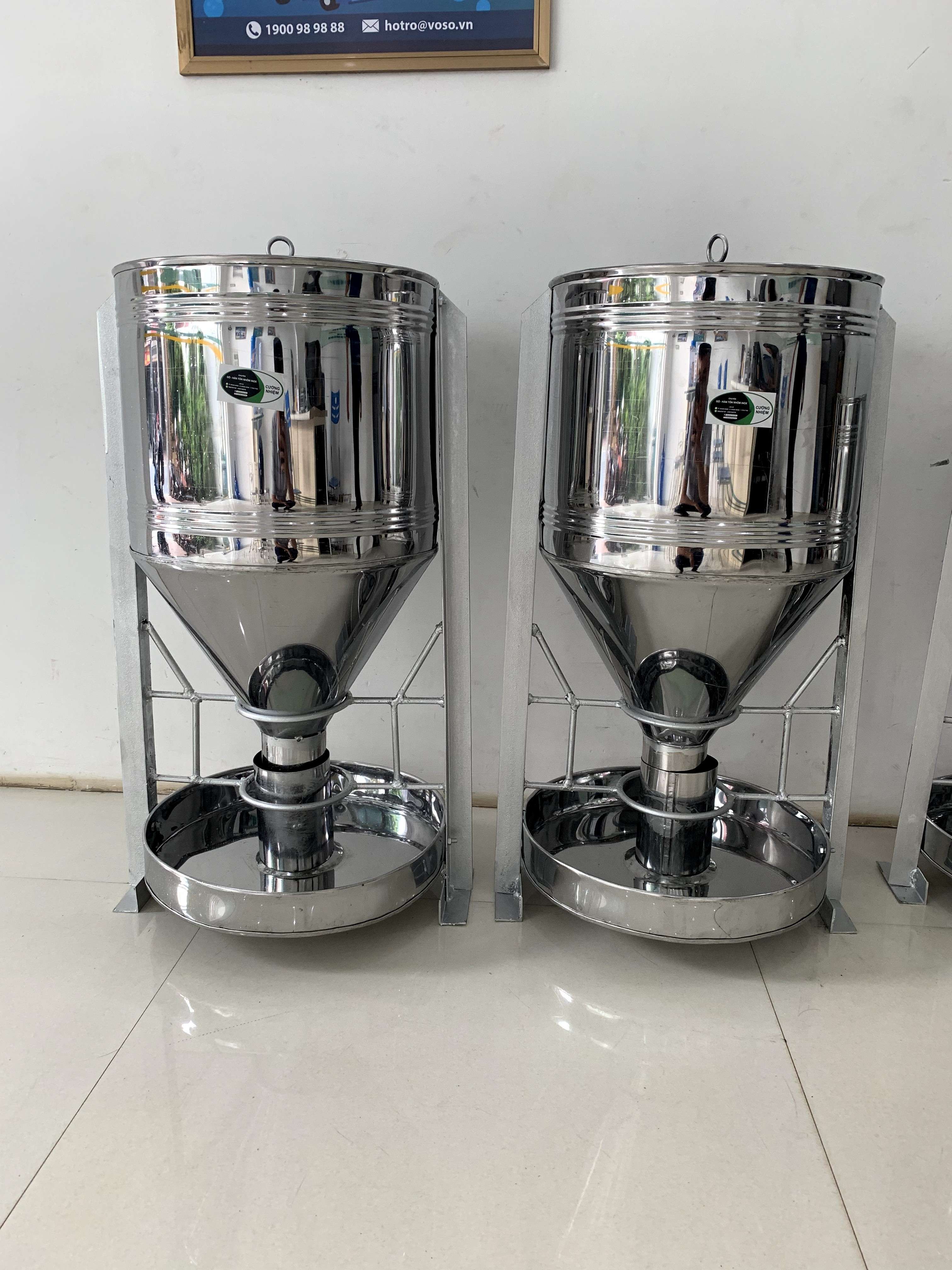 Máng ăn tự động cho heo đựng hai bao cám